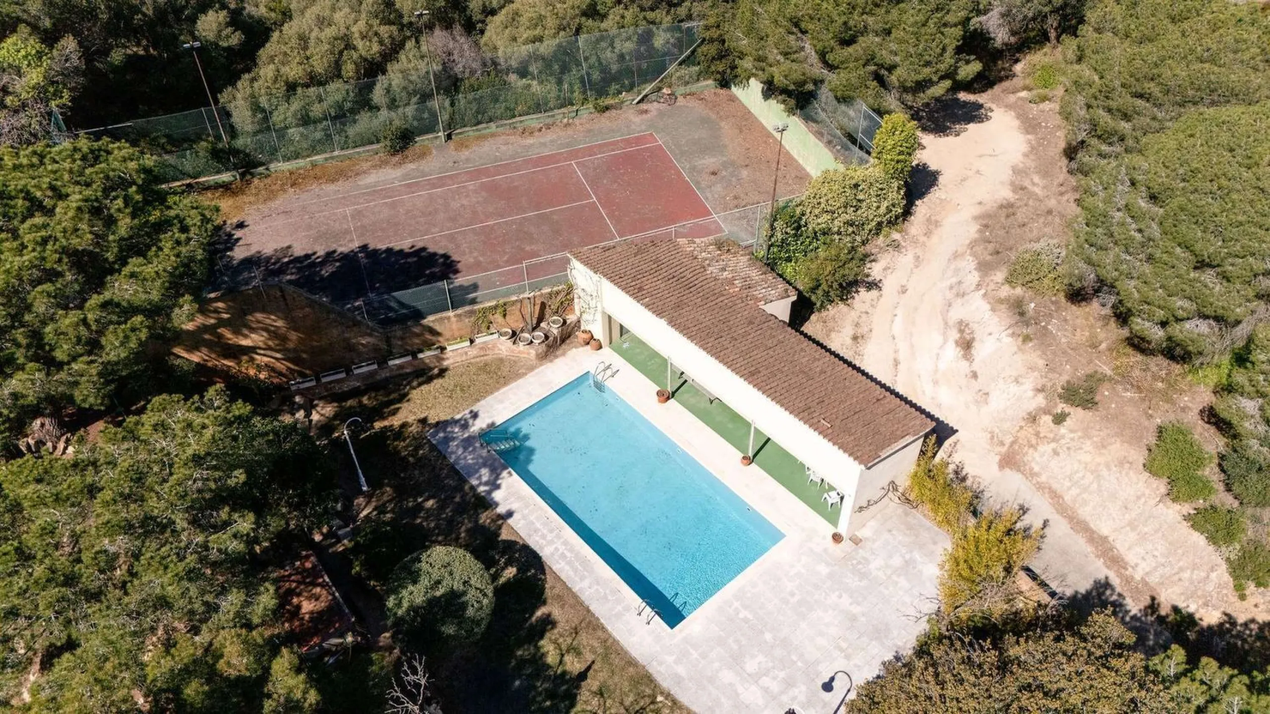 Exclusiva finca con tres viviendas, vistas al mar y gran parcela en Cabrera de Mar