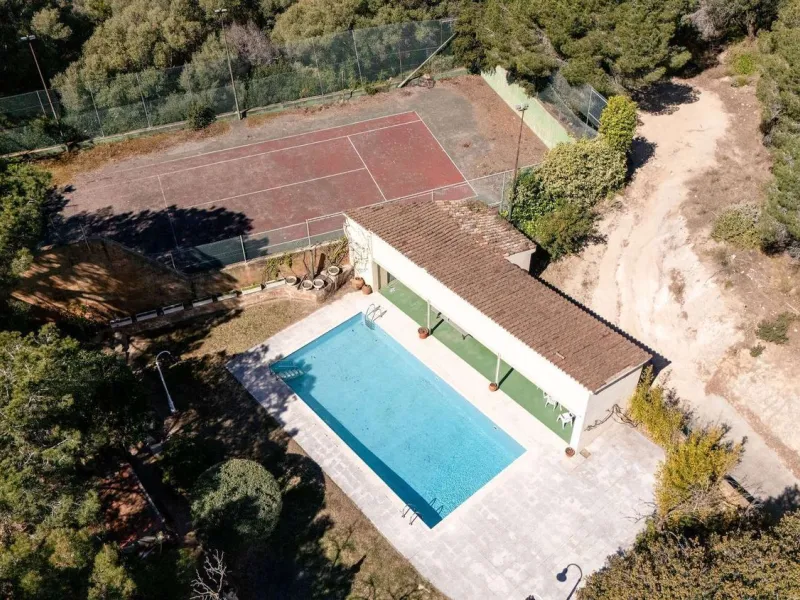 Exclusiva finca con tres viviendas, vistas al mar y gran parcela en Cabrera de Mar