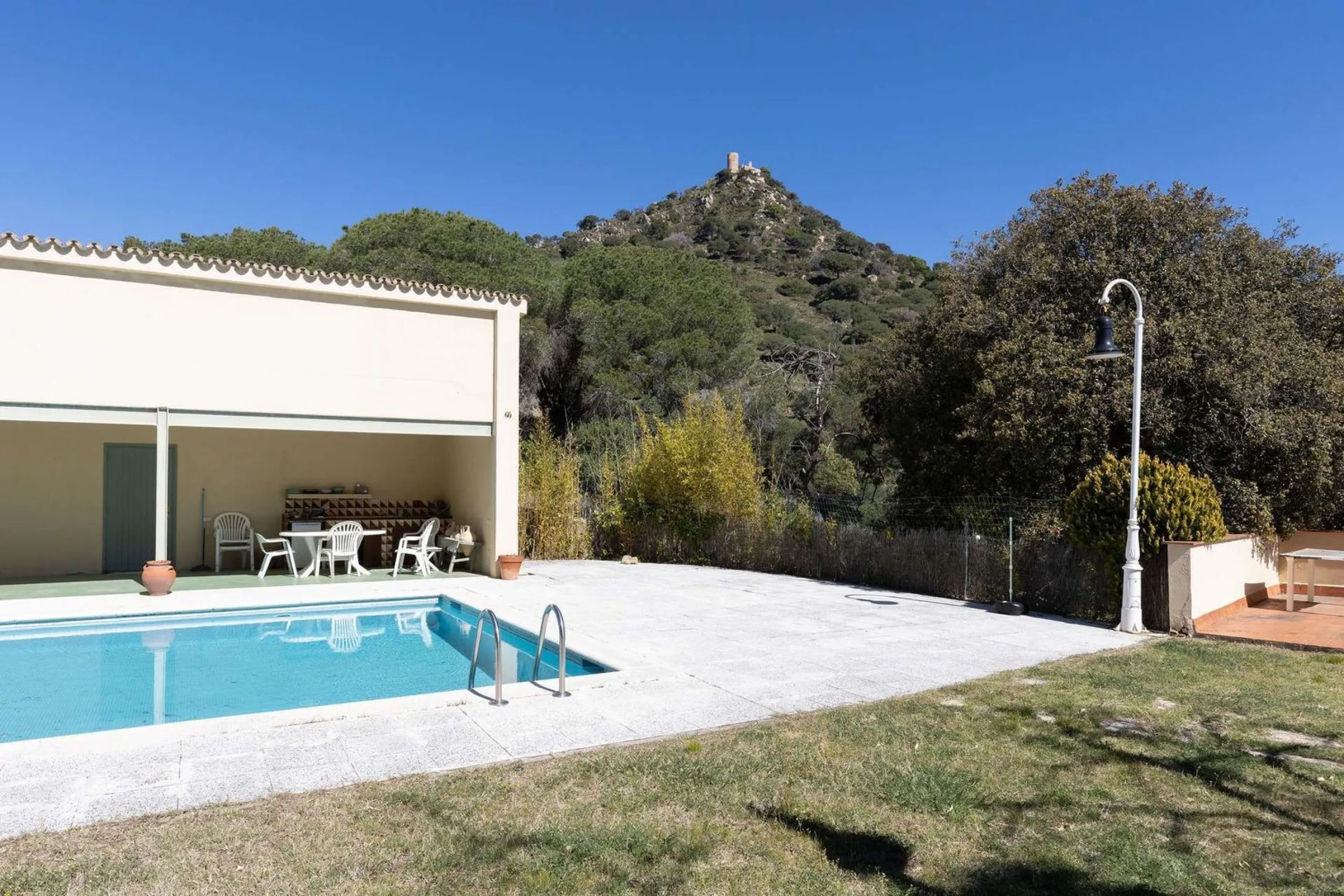 Exclusiva finca con tres viviendas, vistas al mar y gran parcela en Cabrera de Mar