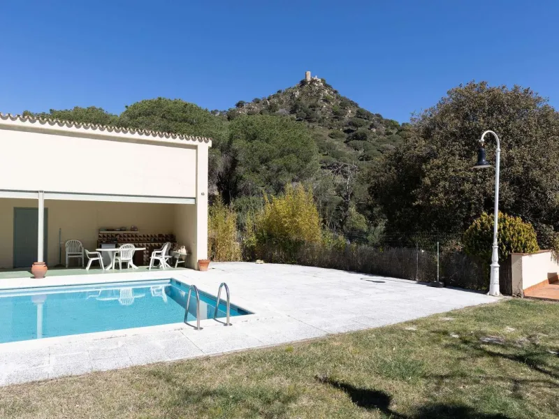 Exclusiva finca con tres viviendas, vistas al mar y gran parcela en Cabrera de Mar