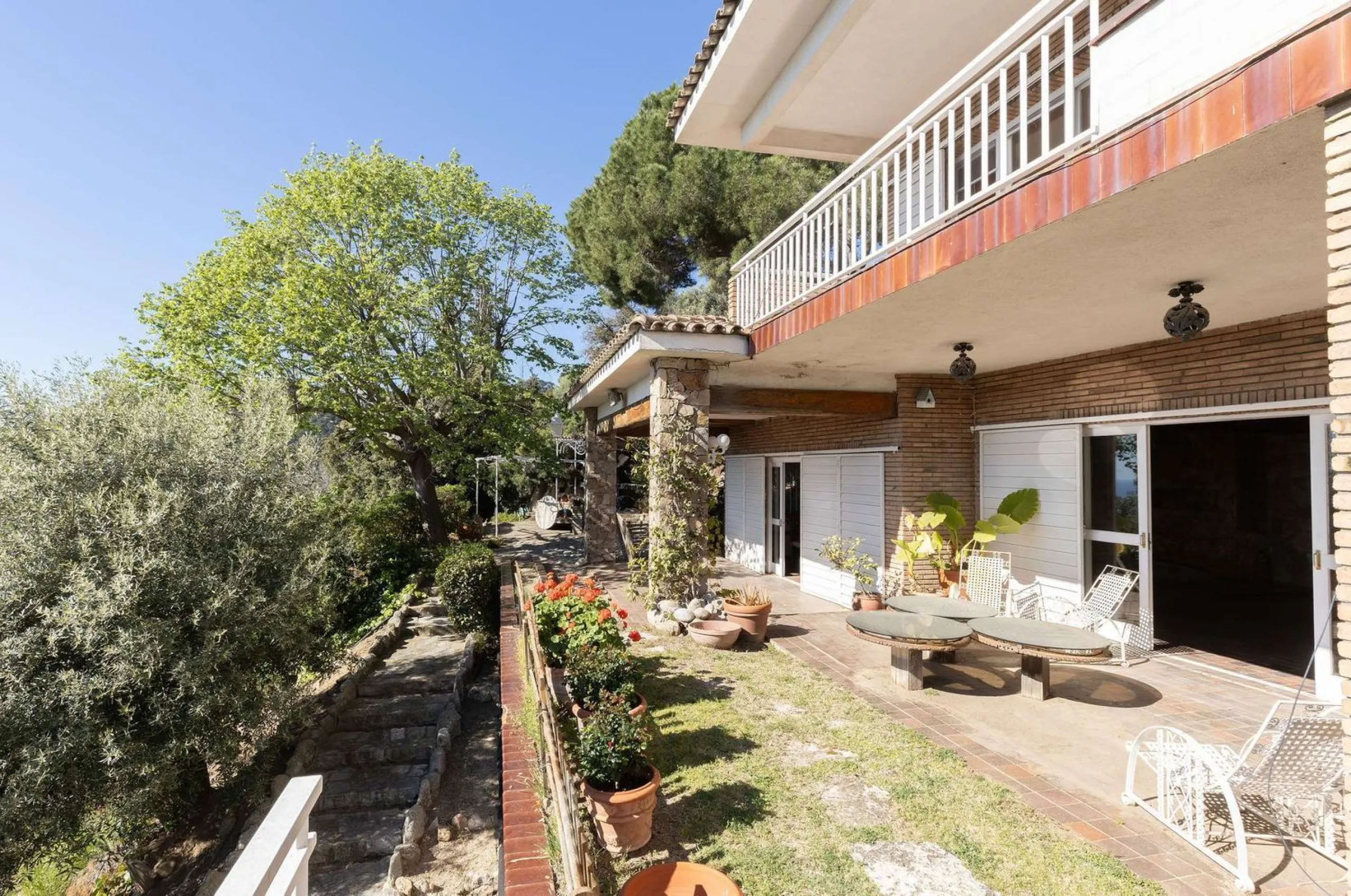 Exclusiva finca con tres viviendas, vistas al mar y gran parcela en Cabrera de Mar