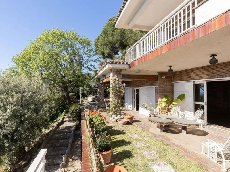 Exclusiva finca con tres viviendas, vistas al mar y gran parcela en Cabrera de Mar