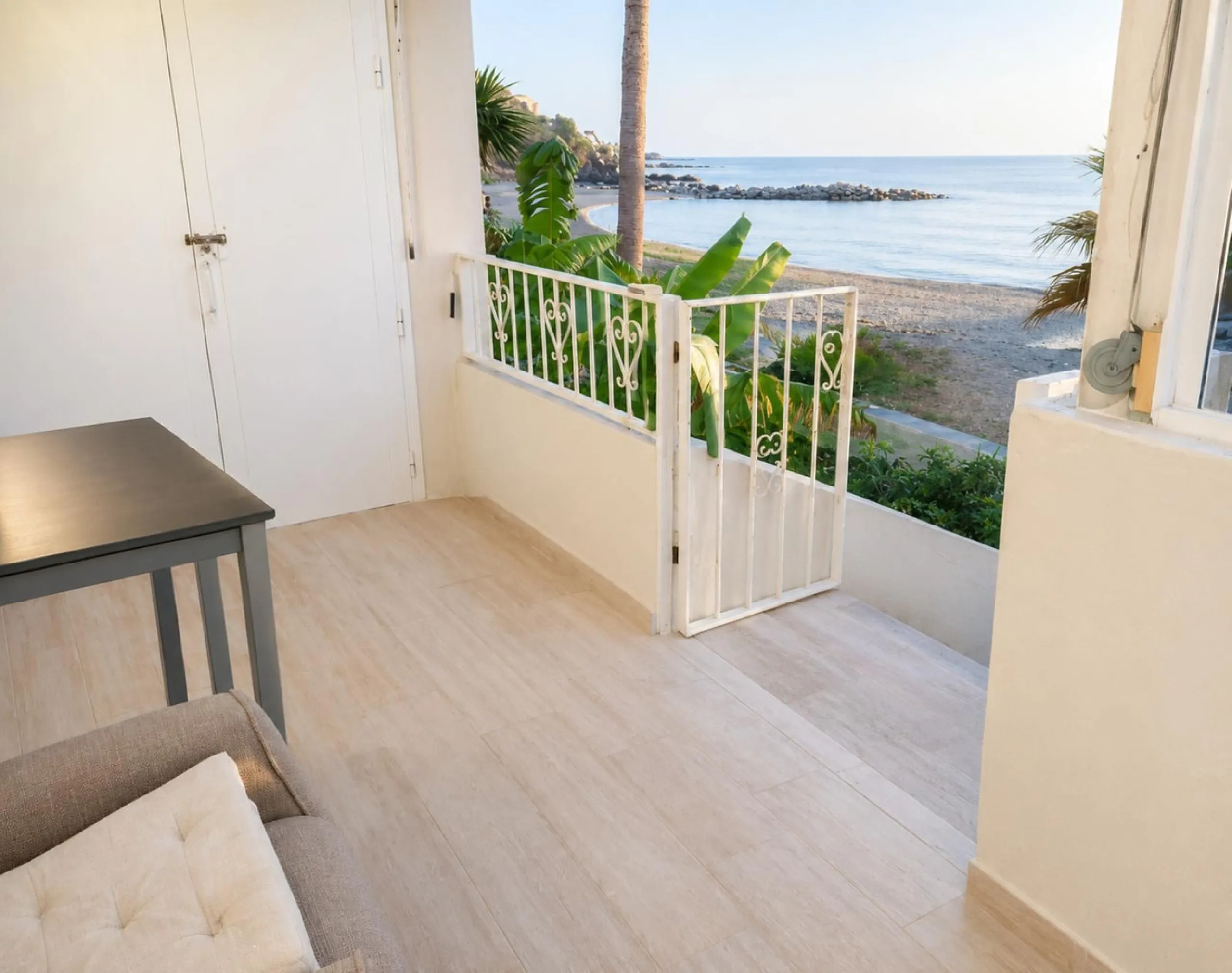 Beachfront 2-Bedroom Apartment in an Unbeatable Location