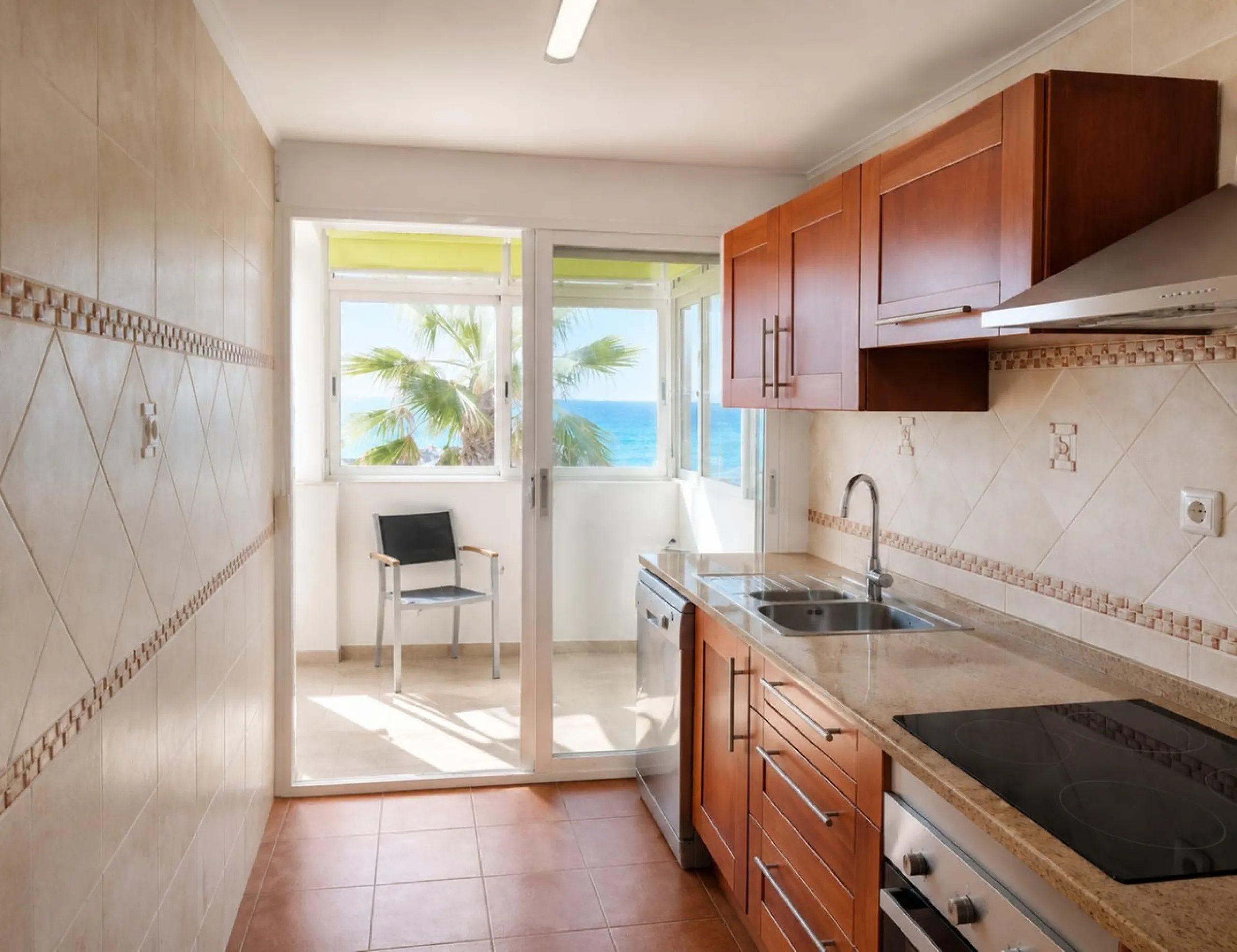 Beachfront 2-Bedroom Apartment in an Unbeatable Location