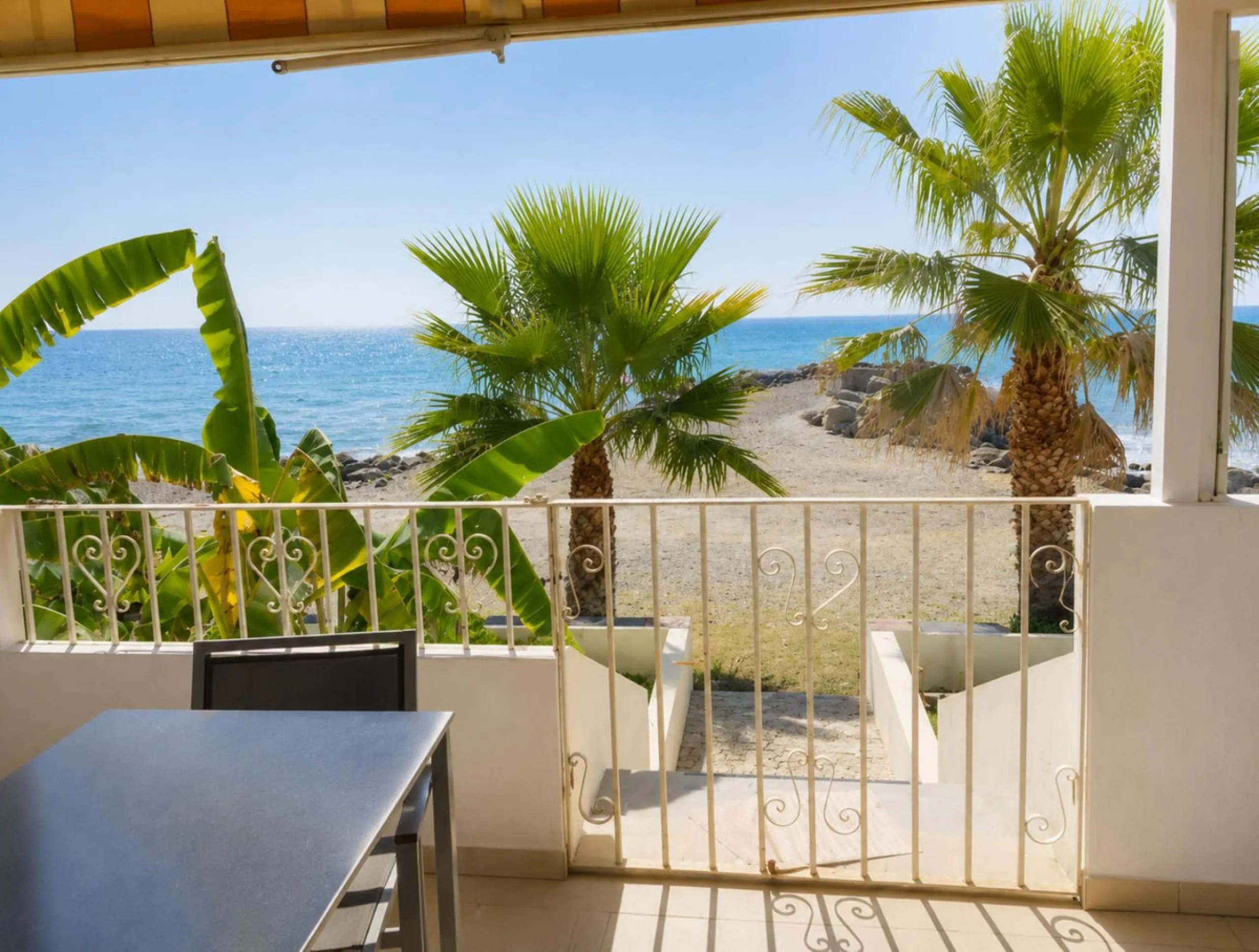 Beachfront 2-Bedroom Apartment in an Unbeatable Location