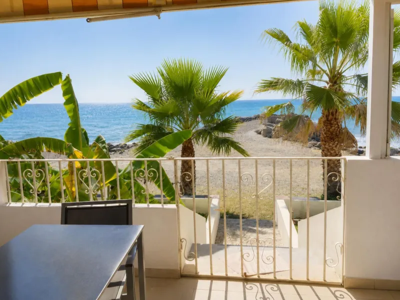 Beachfront 2-Bedroom Apartment in an Unbeatable Location