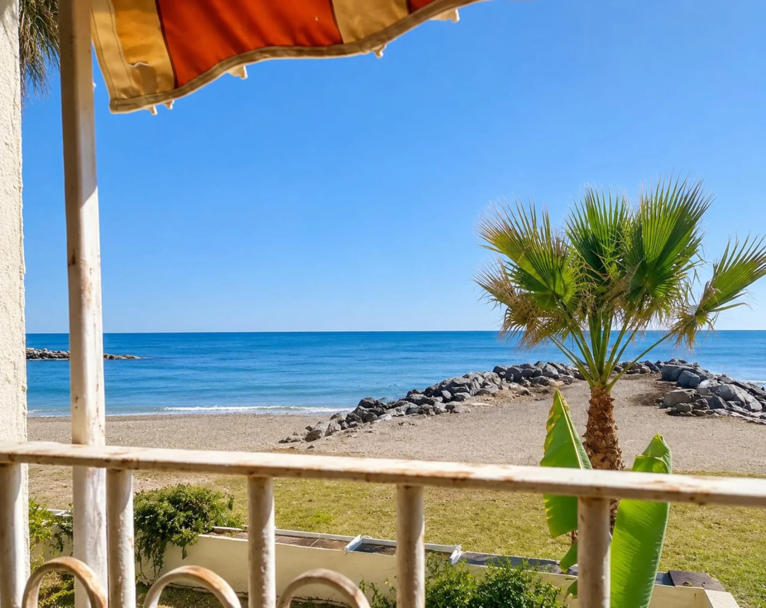 Beachfront 2-Bedroom Apartment in an Unbeatable Location