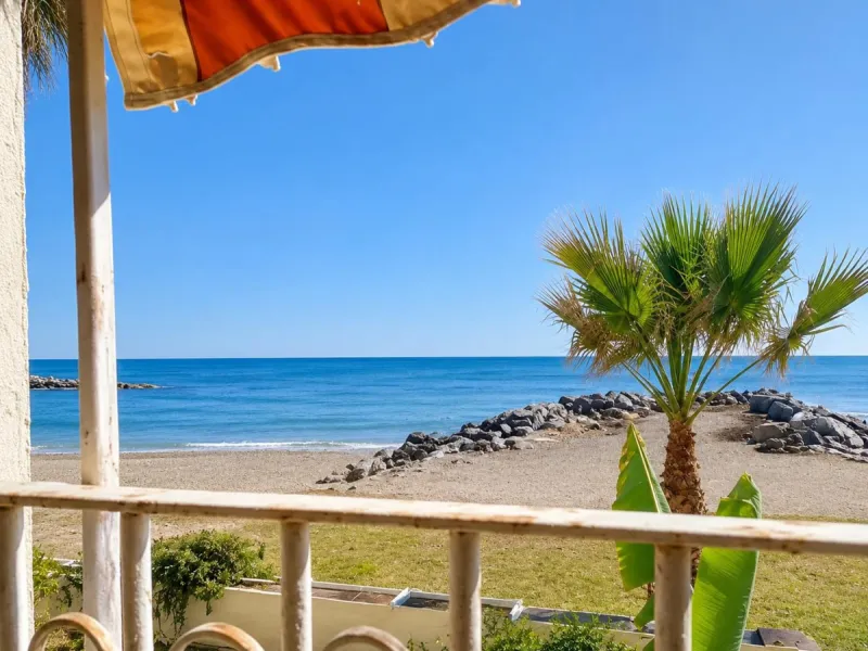 Beachfront 2-Bedroom Apartment in an Unbeatable Location