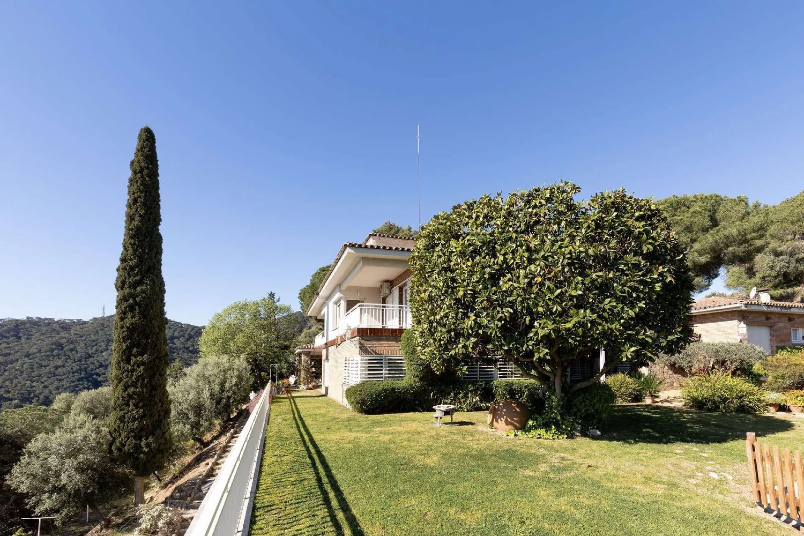 Exclusiva finca con tres viviendas, vistas al mar y gran parcela en Cabrera de Mar