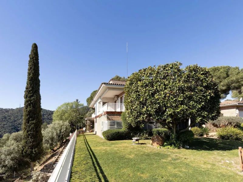 Exclusiva finca con tres viviendas, vistas al mar y gran parcela en Cabrera de Mar
