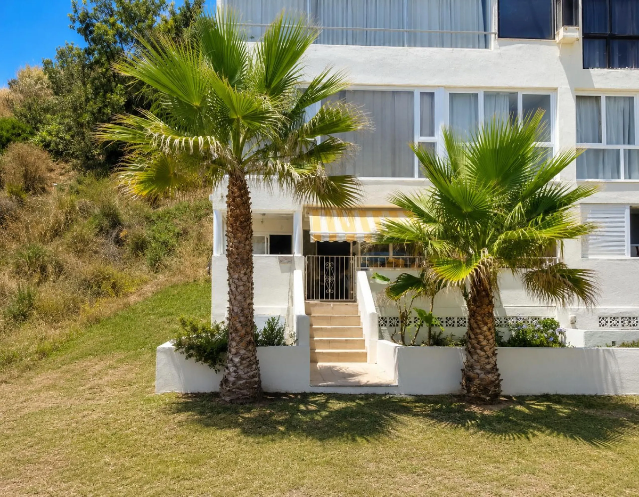 Beachfront 2-Bedroom Apartment in an Unbeatable Location