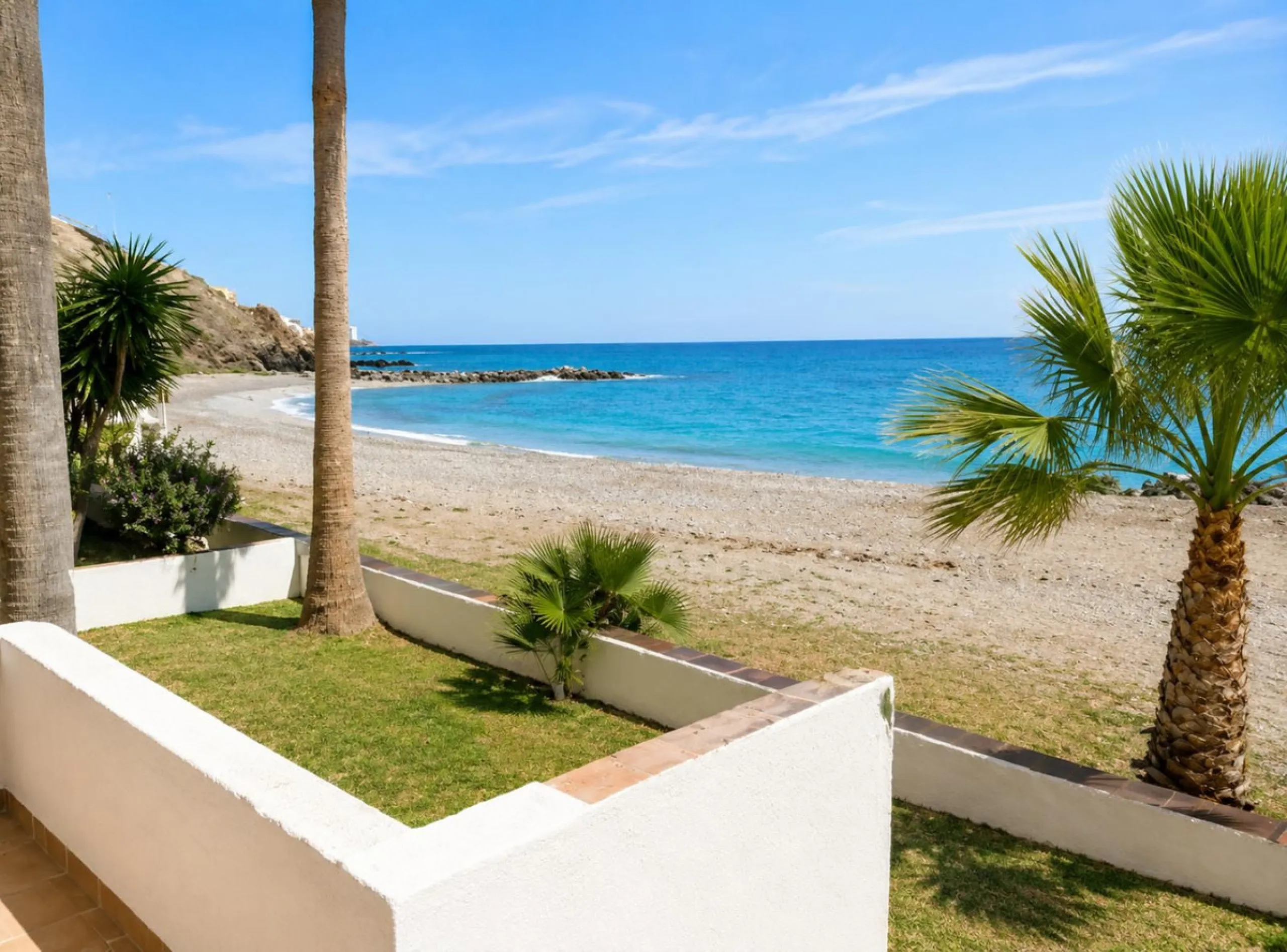Beachfront 2-Bedroom Apartment in an Unbeatable Location