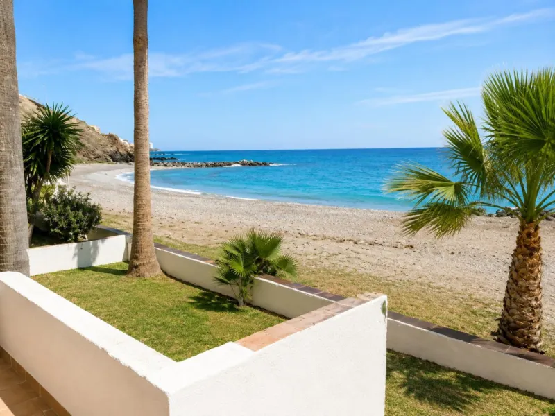 Beachfront 2-Bedroom Apartment in an Unbeatable Location