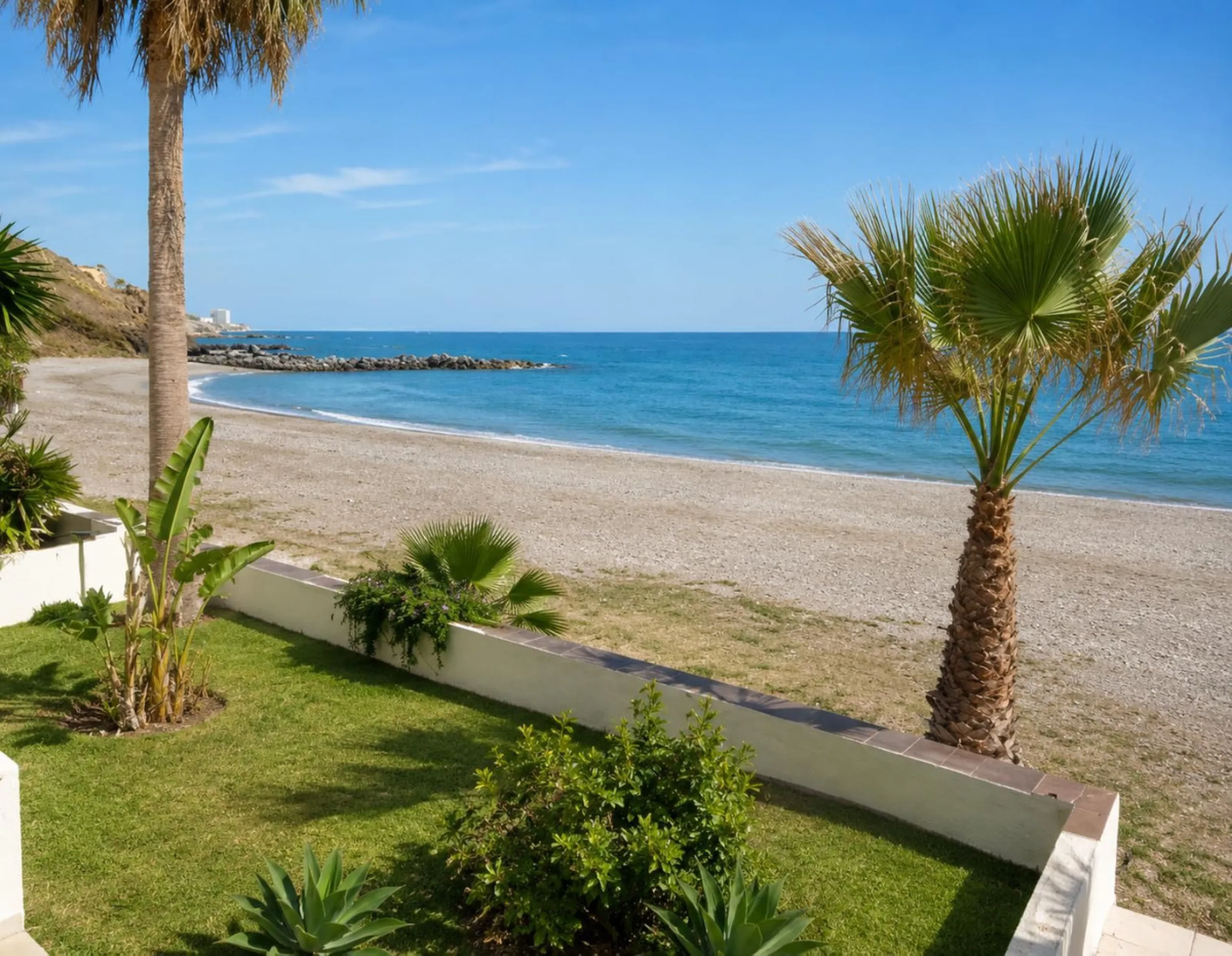 Beachfront 2-Bedroom Apartment in an Unbeatable Location