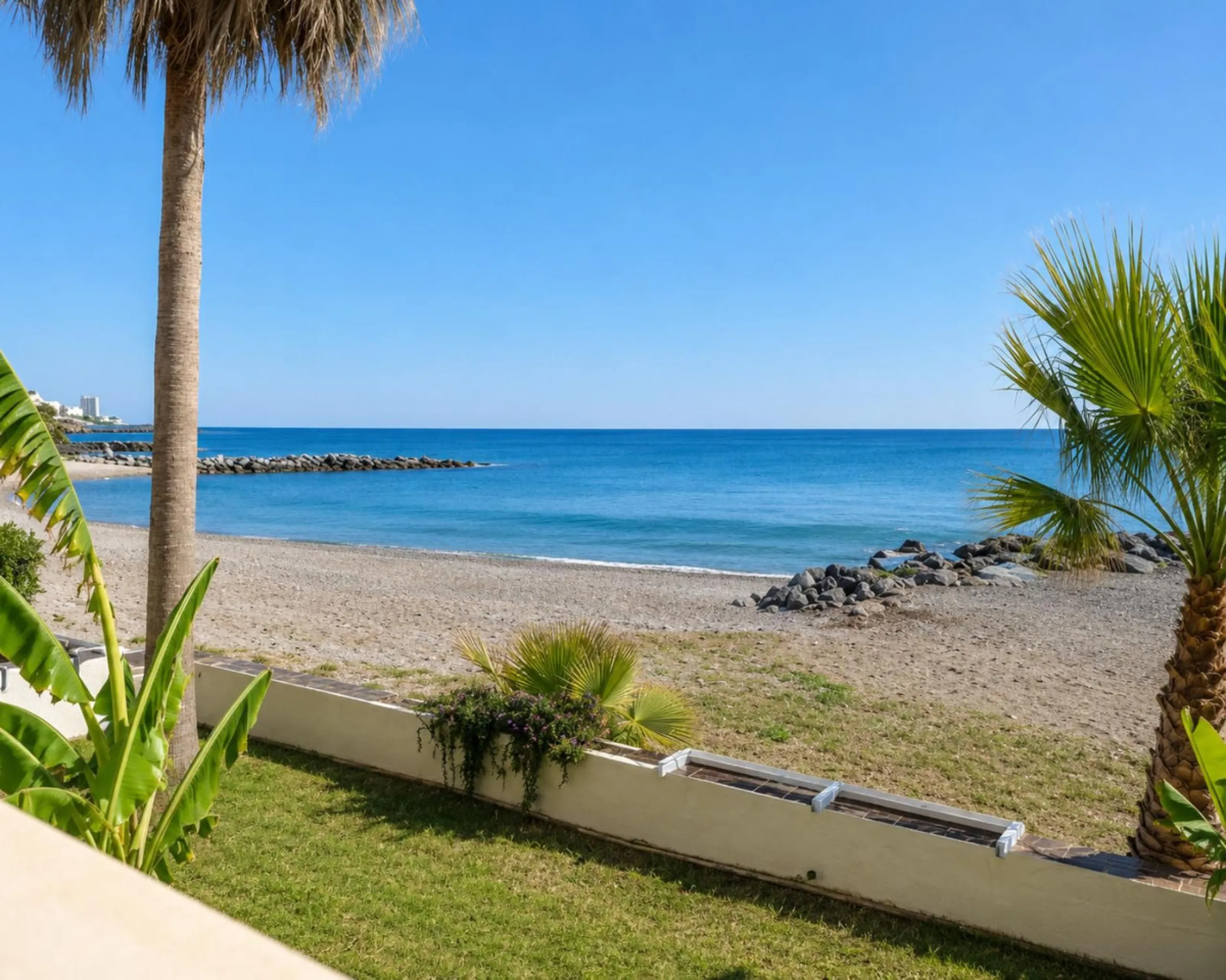 Beachfront 2-Bedroom Apartment in an Unbeatable Location
