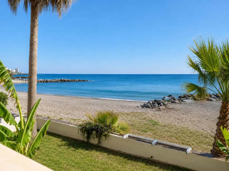 Beachfront 2-Bedroom Apartment in an Unbeatable Location