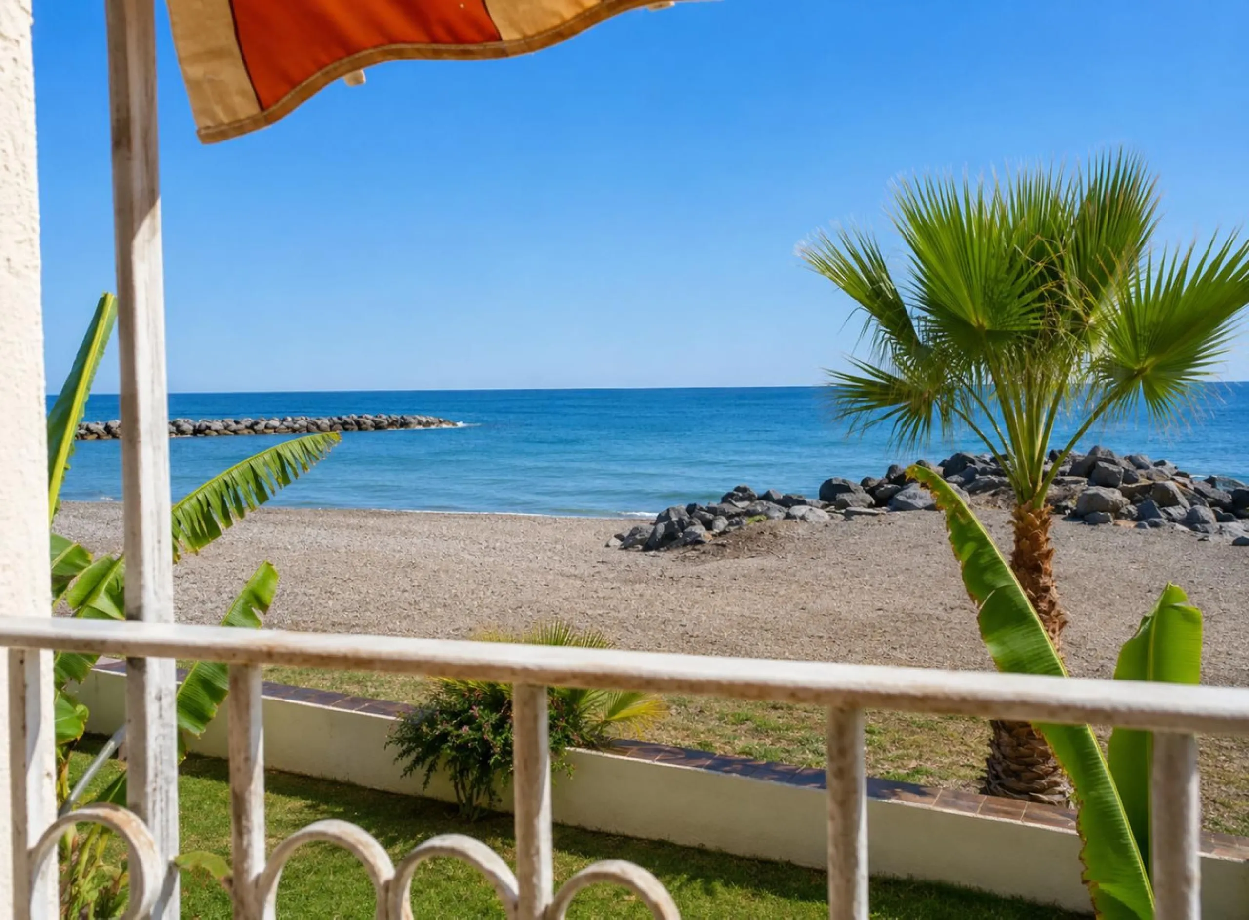 Beachfront 2-Bedroom Apartment in an Unbeatable Location