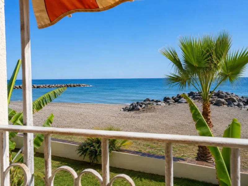 Beachfront 2-Bedroom Apartment in an Unbeatable Location