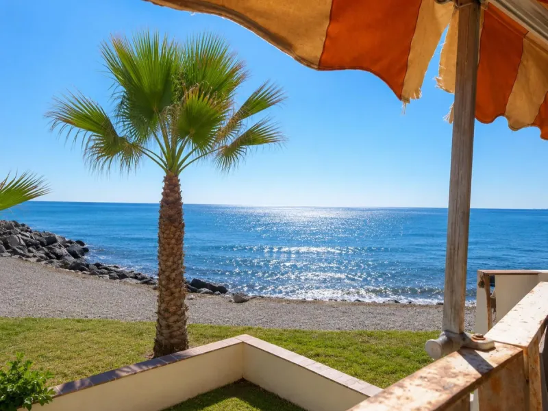 Beachfront 2-Bedroom Apartment in an Unbeatable Location