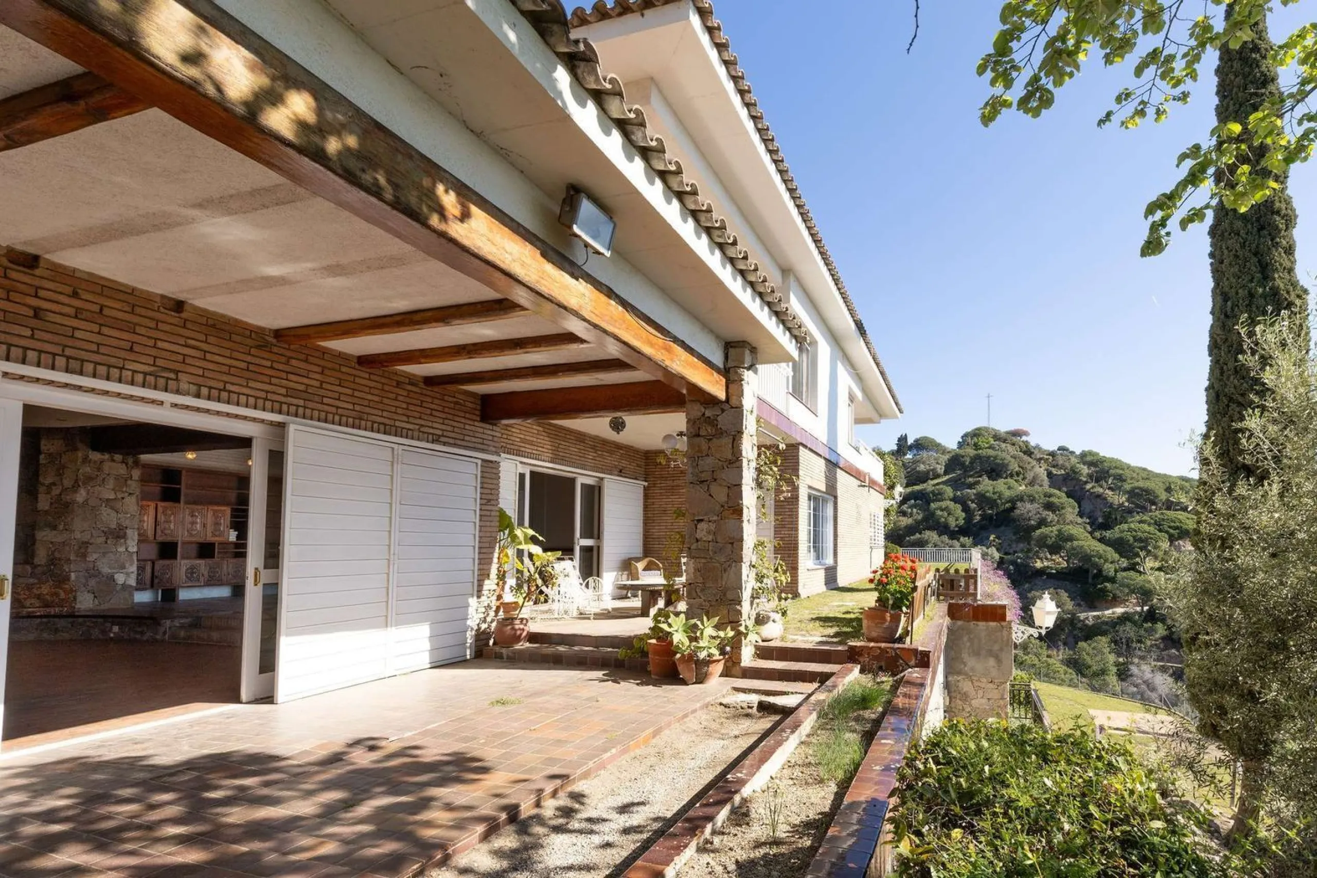 Exclusiva finca con tres viviendas, vistas al mar y gran parcela en Cabrera de Mar