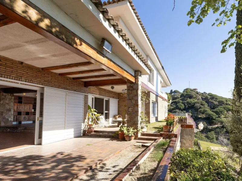 Exclusiva finca con tres viviendas, vistas al mar y gran parcela en Cabrera de Mar