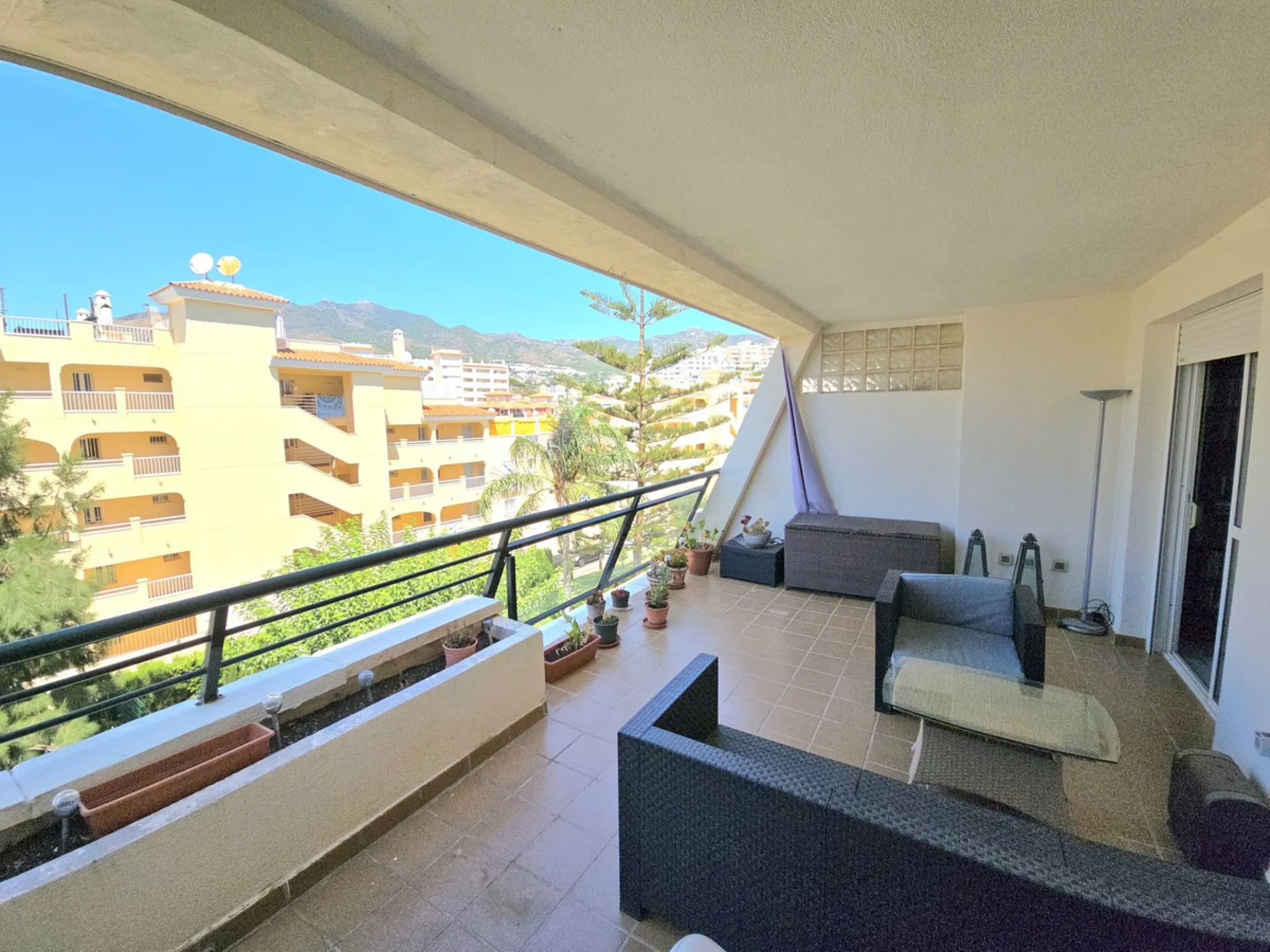 Apartment - Middle Floor Apartment в продаже в Benalmadena, Málaga. В доме 2 спален и 1 ванных комнат. Площадь дома 103 м²
