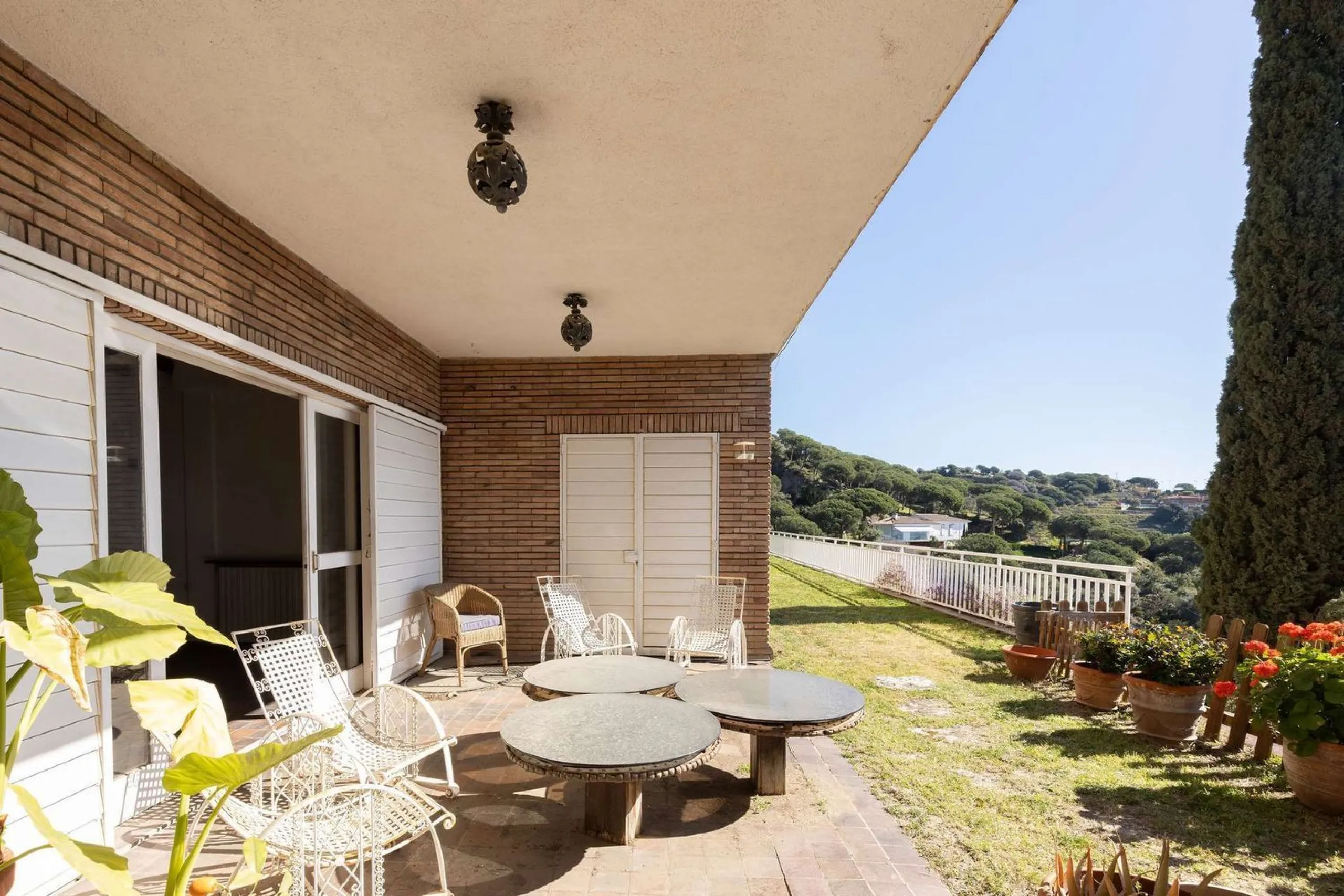 Exclusiva finca con tres viviendas, vistas al mar y gran parcela en Cabrera de Mar