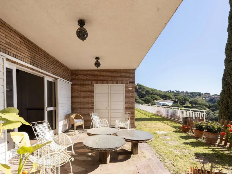 Exclusiva finca con tres viviendas, vistas al mar y gran parcela en Cabrera de Mar