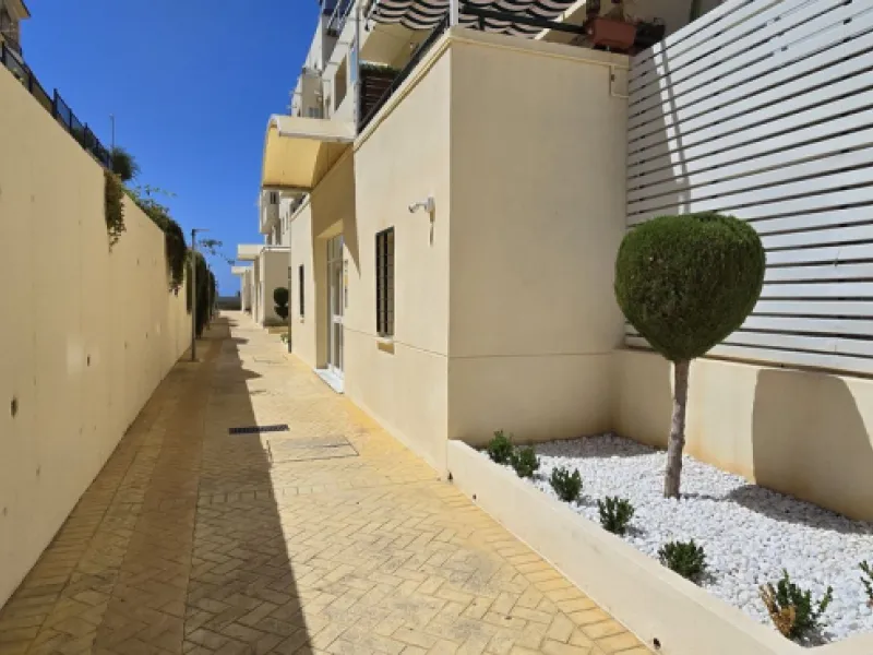 Apartment - Middle Floor Apartment в продаже в Benalmadena, Málaga. В доме 2 спален и 1 ванных комнат. Площадь дома 103 м²