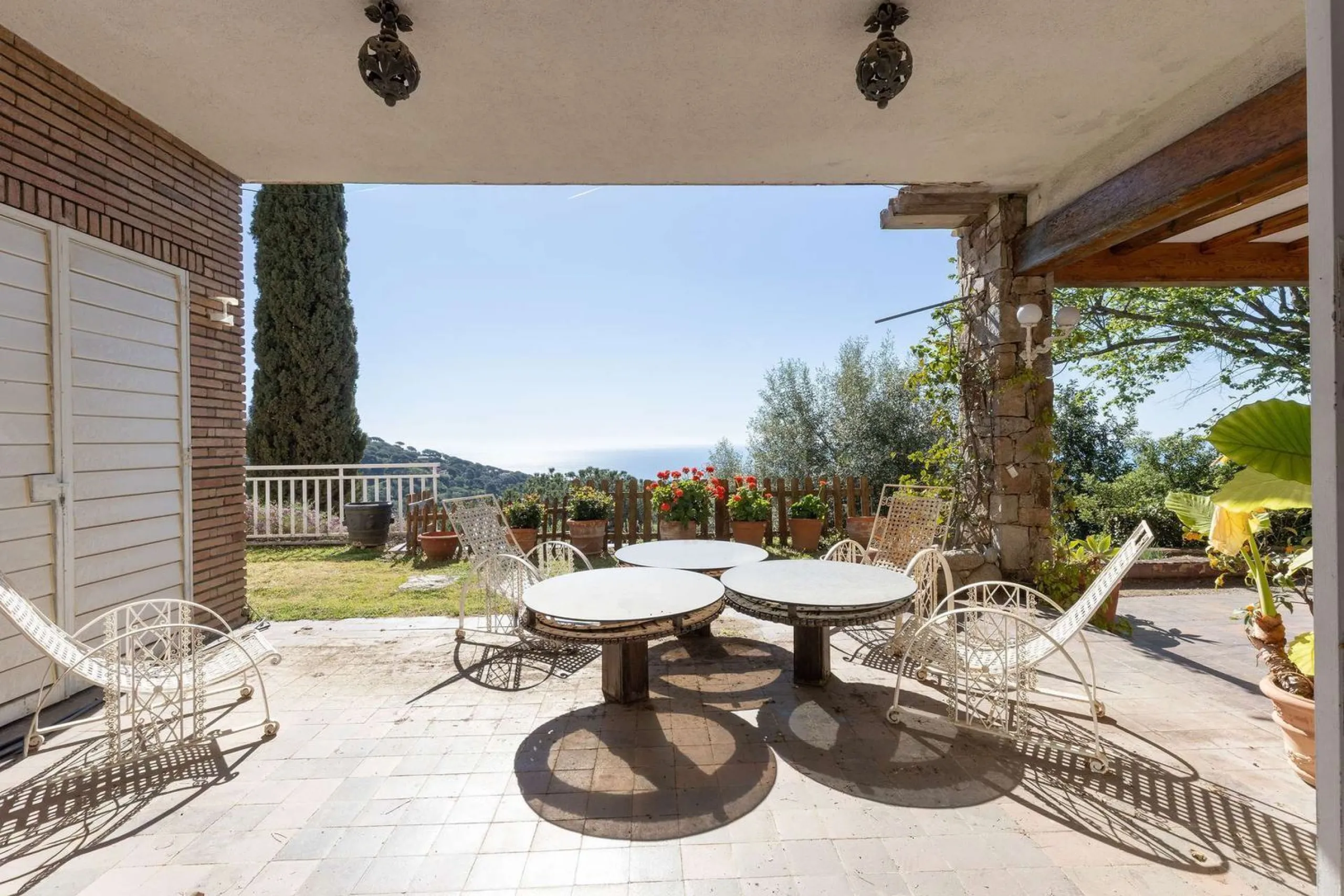 Exclusiva finca con tres viviendas, vistas al mar y gran parcela en Cabrera de Mar