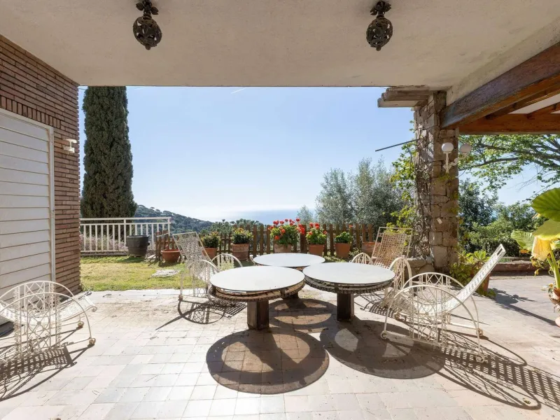 Exclusiva finca con tres viviendas, vistas al mar y gran parcela en Cabrera de Mar