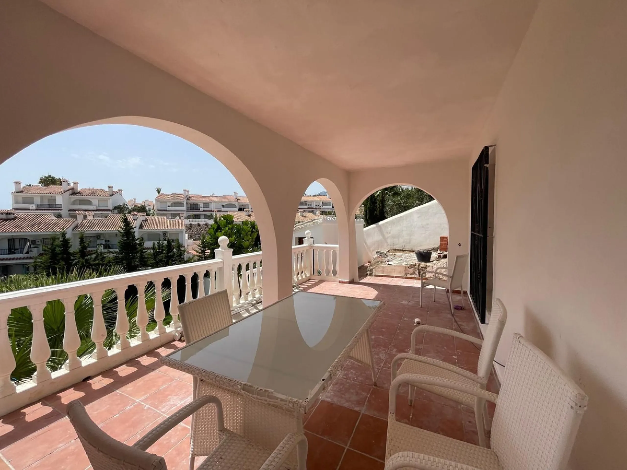 House - Detached Villa в продаже в Benalmadena, Málaga. В доме 3 спален и 2 ванных комнат. Площадь дома 126 м². Площадь участка 831 м²
