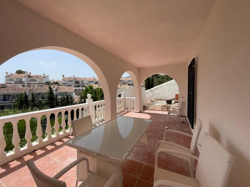 Villa in La Perla de Torremuelle, perfect for renovation, located on a plot of 831 square meters with great development potential. The property offers the possibility of building a second floor, allowing for expanded space and customization to your liking