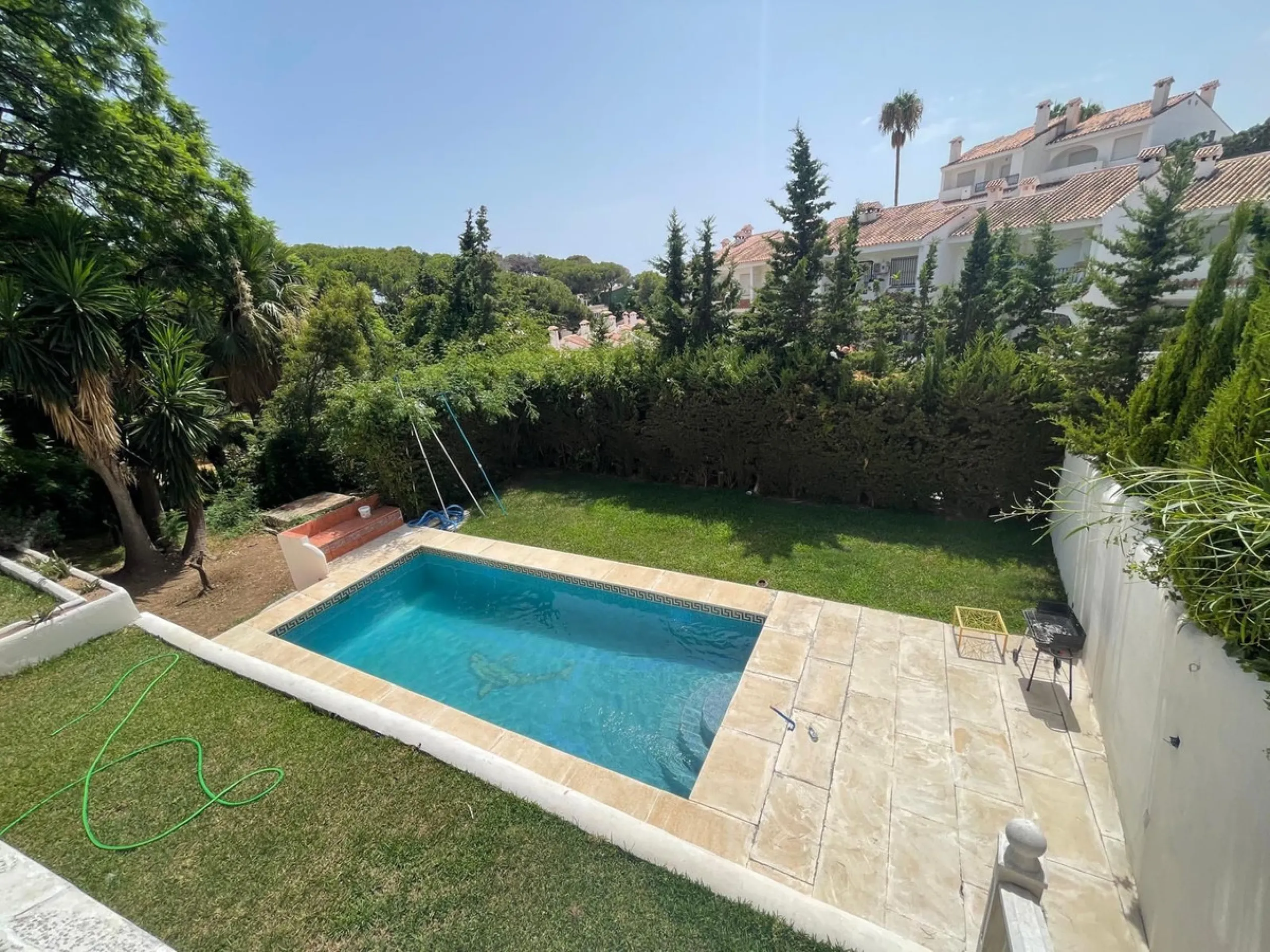 House - Detached Villa в продаже в Benalmadena, Málaga. В доме 3 спален и 2 ванных комнат. Площадь дома 126 м². Площадь участка 831 м²