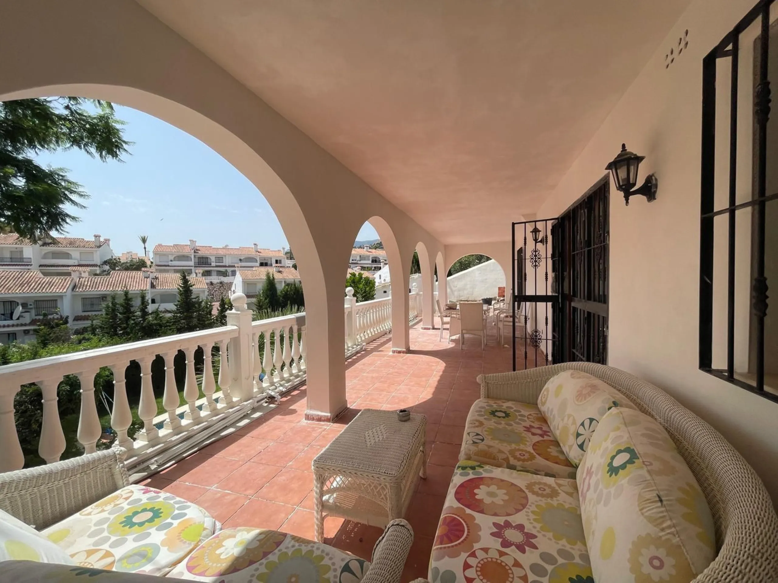 House - Detached Villa в продаже в Benalmadena, Málaga. В доме 3 спален и 2 ванных комнат. Площадь дома 126 м². Площадь участка 831 м²
