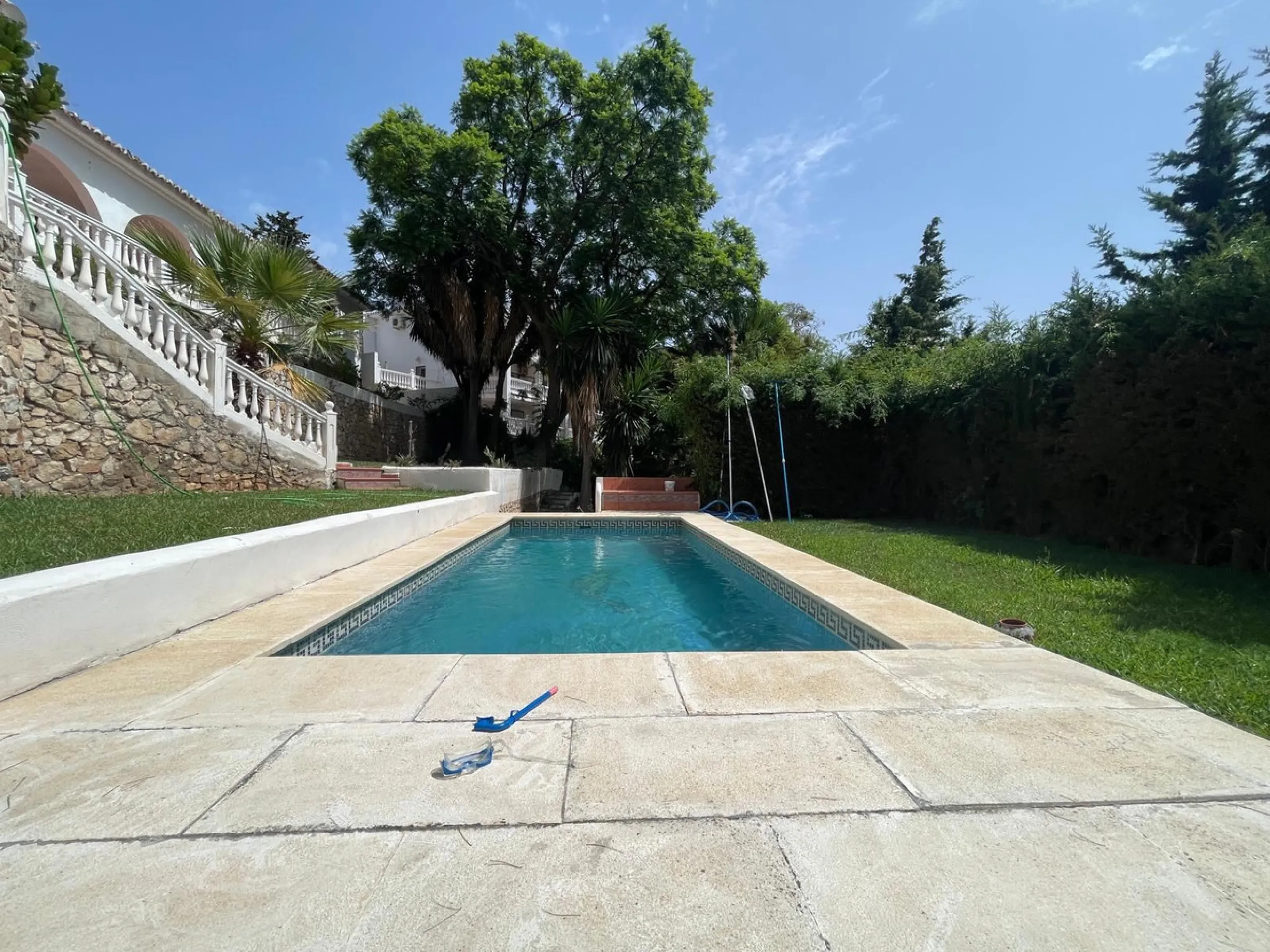 House - Detached Villa в продаже в Benalmadena, Málaga. В доме 3 спален и 2 ванных комнат. Площадь дома 126 м². Площадь участка 831 м²