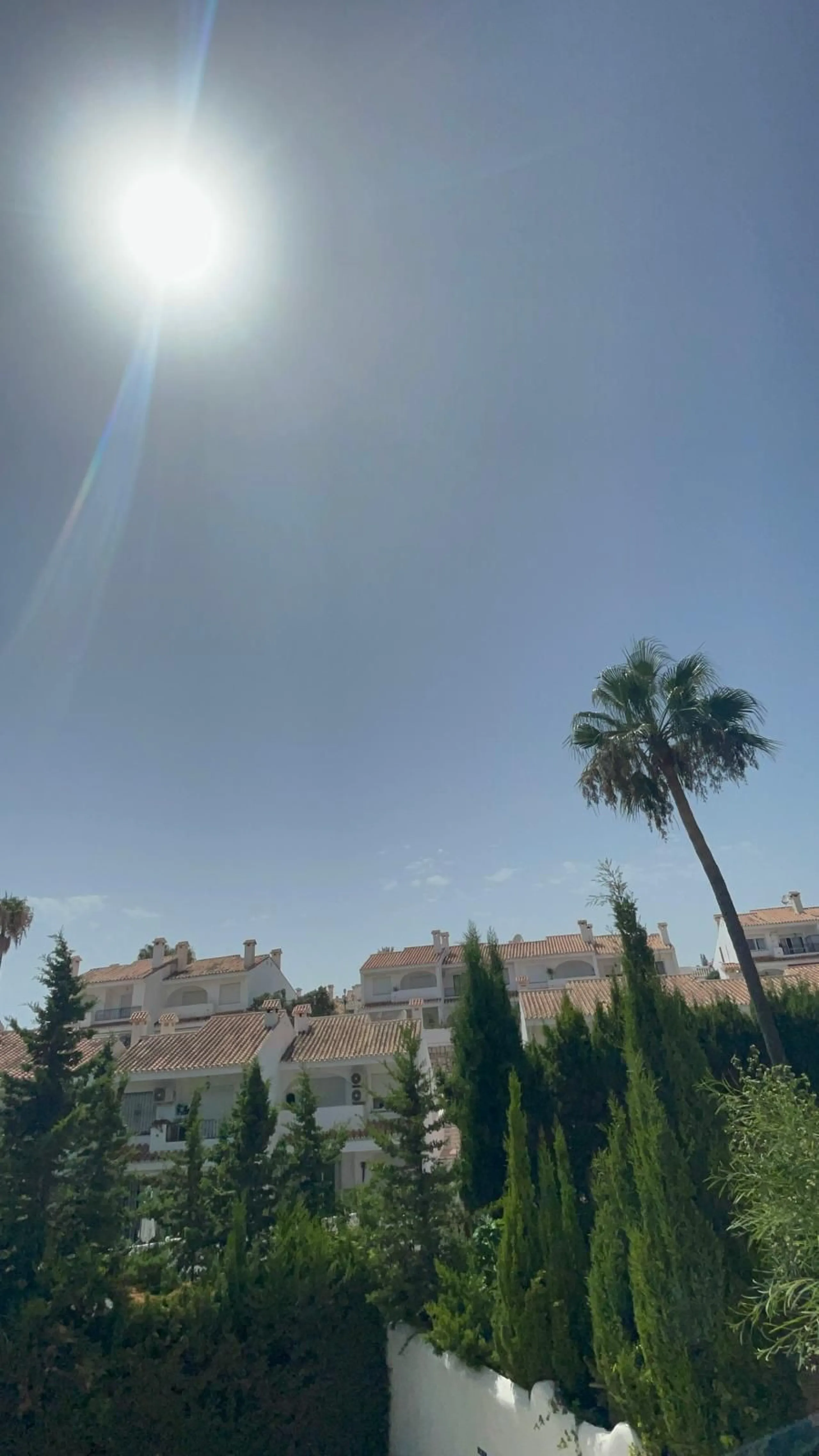 House - Detached Villa в продаже в Benalmadena, Málaga. В доме 3 спален и 2 ванных комнат. Площадь дома 126 м². Площадь участка 831 м²