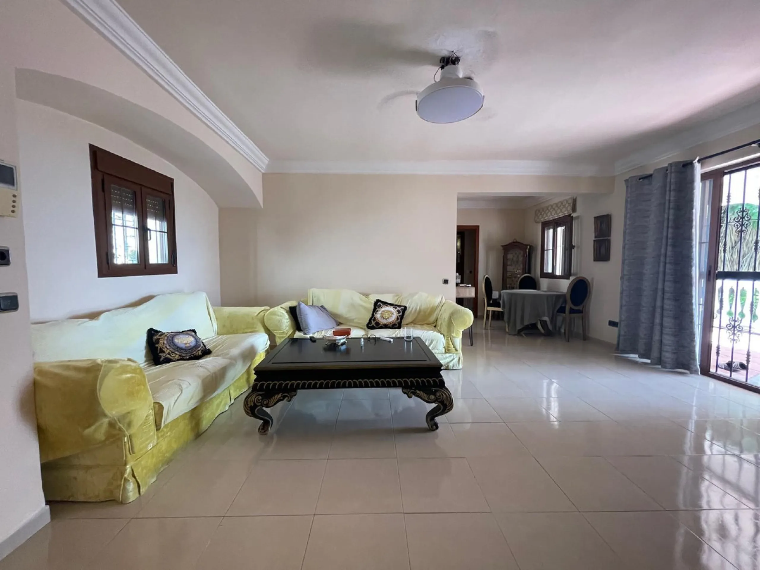 House - Detached Villa в продаже в Benalmadena, Málaga. В доме 3 спален и 2 ванных комнат. Площадь дома 126 м². Площадь участка 831 м²