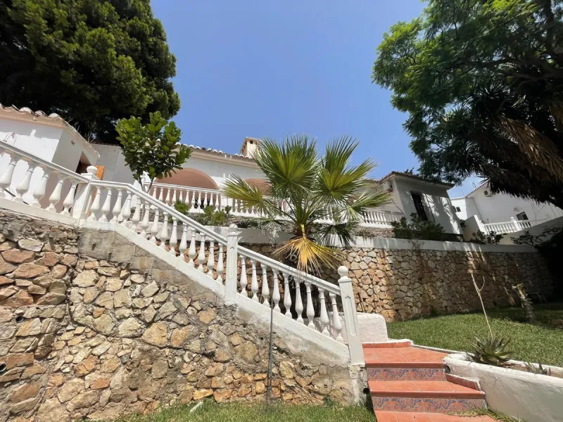 House - Detached Villa в продаже в Benalmadena, Málaga. В доме 3 спален и 2 ванных комнат. Площадь дома 126 м². Площадь участка 831 м²