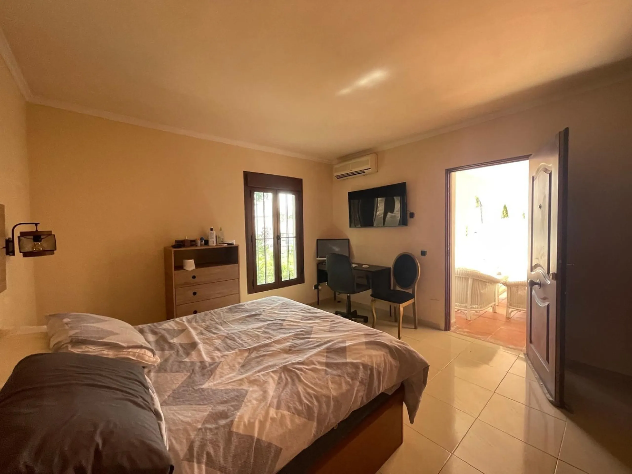 House - Detached Villa в продаже в Benalmadena, Málaga. В доме 3 спален и 2 ванных комнат. Площадь дома 126 м². Площадь участка 831 м²