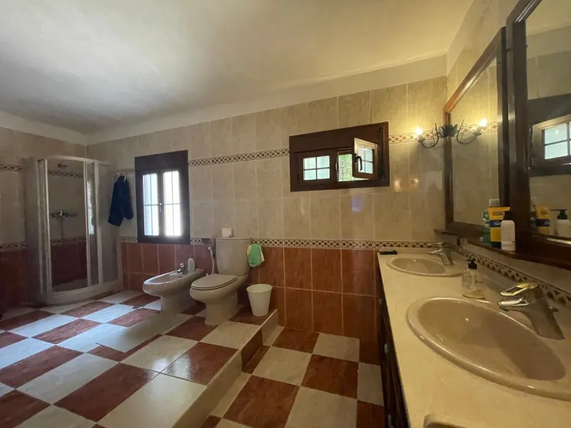 House - Detached Villa в продаже в Benalmadena, Málaga. В доме 3 спален и 2 ванных комнат. Площадь дома 126 м². Площадь участка 831 м²