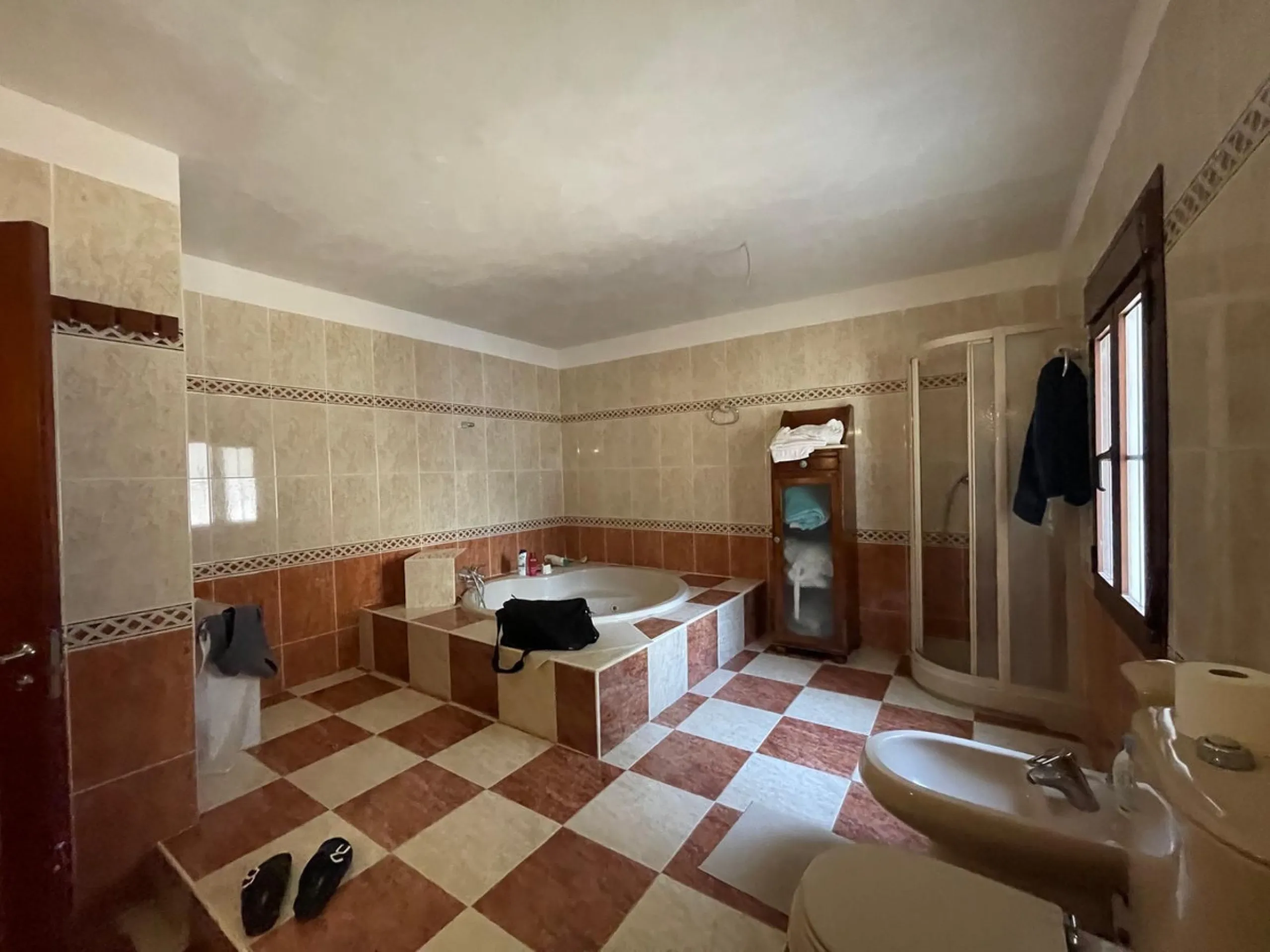 House - Detached Villa в продаже в Benalmadena, Málaga. В доме 3 спален и 2 ванных комнат. Площадь дома 126 м². Площадь участка 831 м²