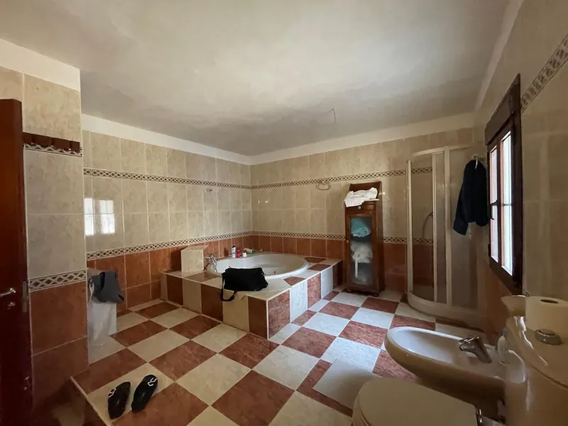 House - Detached Villa в продаже в Benalmadena, Málaga. В доме 3 спален и 2 ванных комнат. Площадь дома 126 м². Площадь участка 831 м²