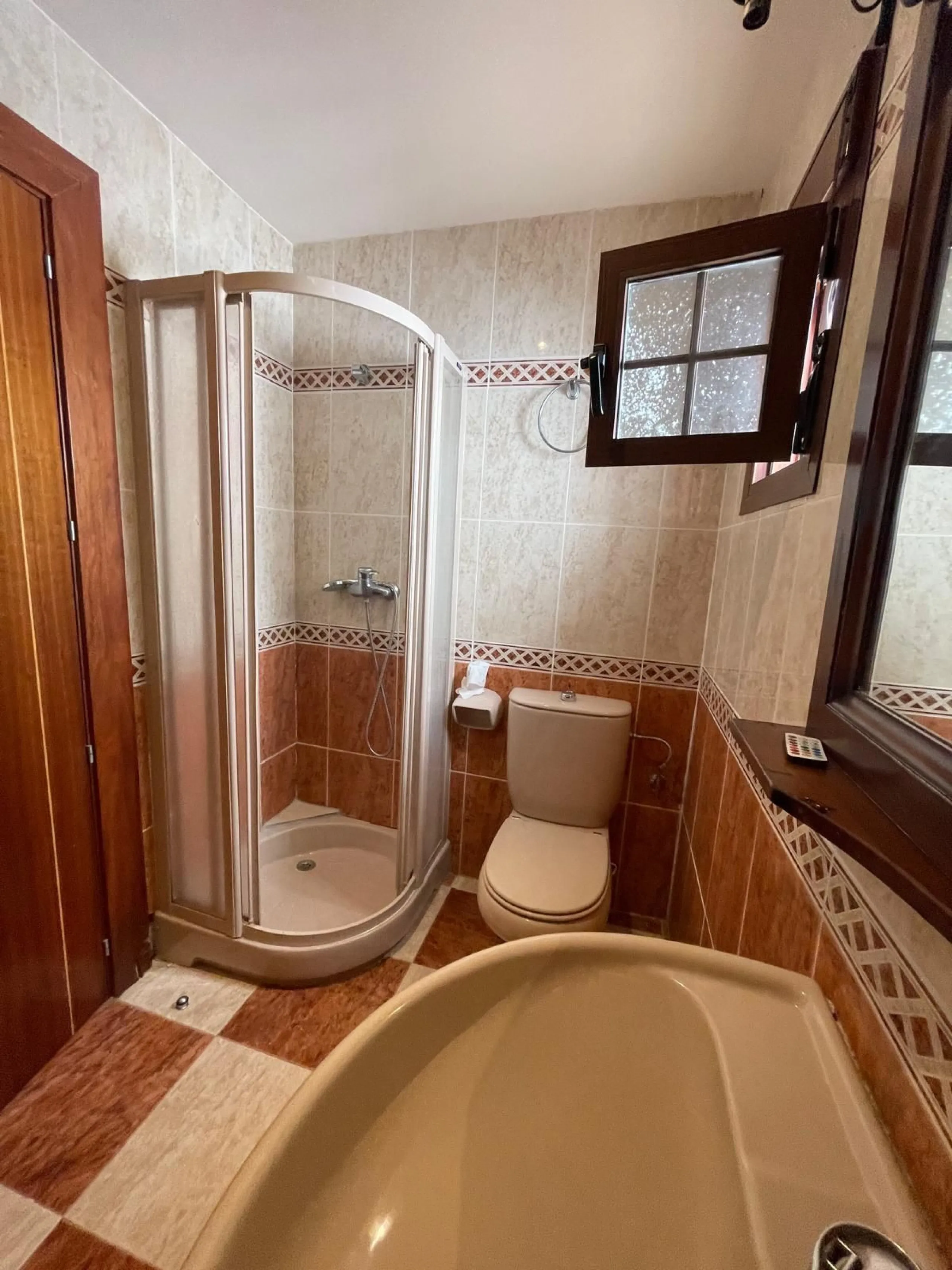 House - Detached Villa в продаже в Benalmadena, Málaga. В доме 3 спален и 2 ванных комнат. Площадь дома 126 м². Площадь участка 831 м²
