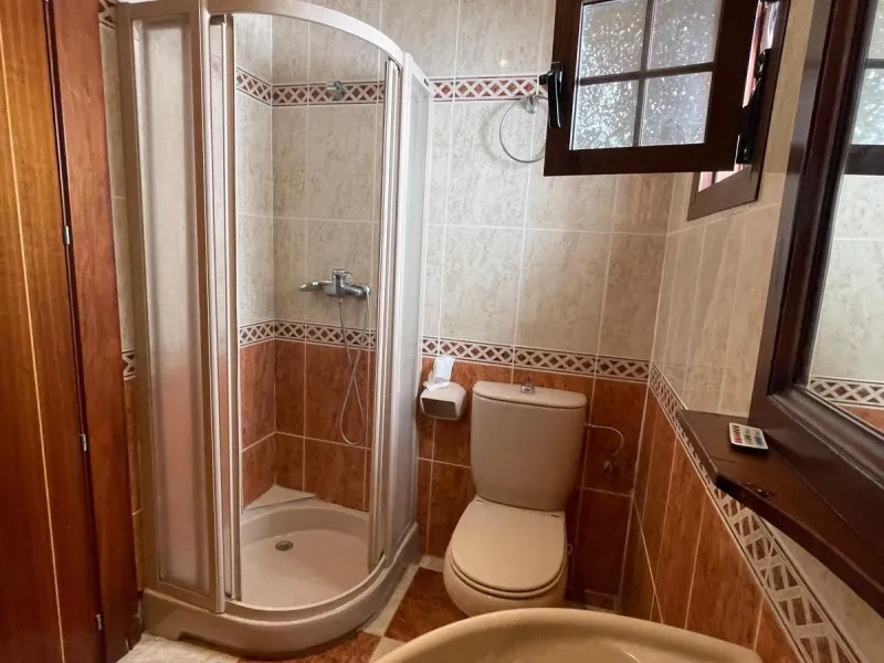 House - Detached Villa в продаже в Benalmadena, Málaga. В доме 3 спален и 2 ванных комнат. Площадь дома 126 м². Площадь участка 831 м²