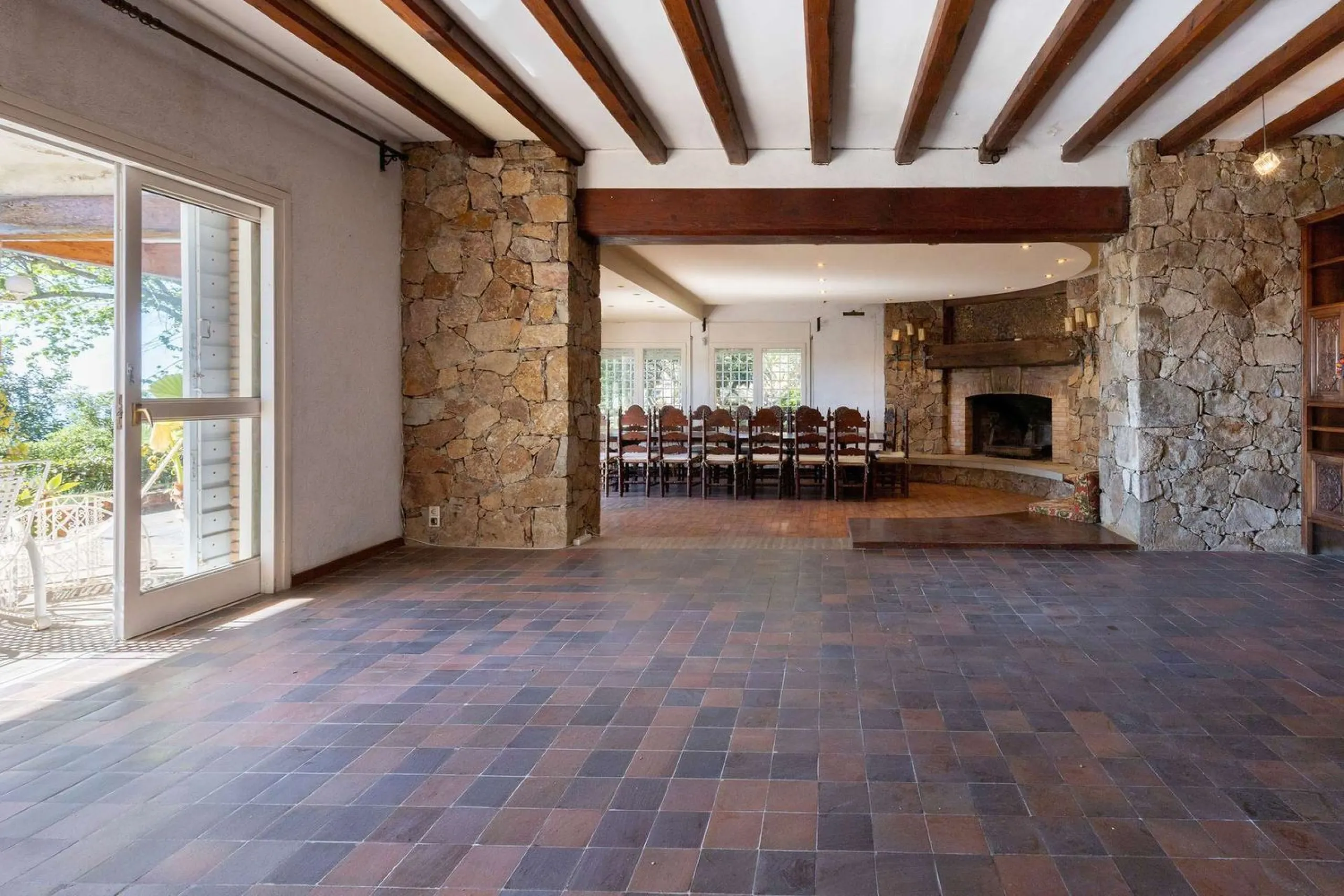 Exclusiva finca con tres viviendas, vistas al mar y gran parcela en Cabrera de Mar