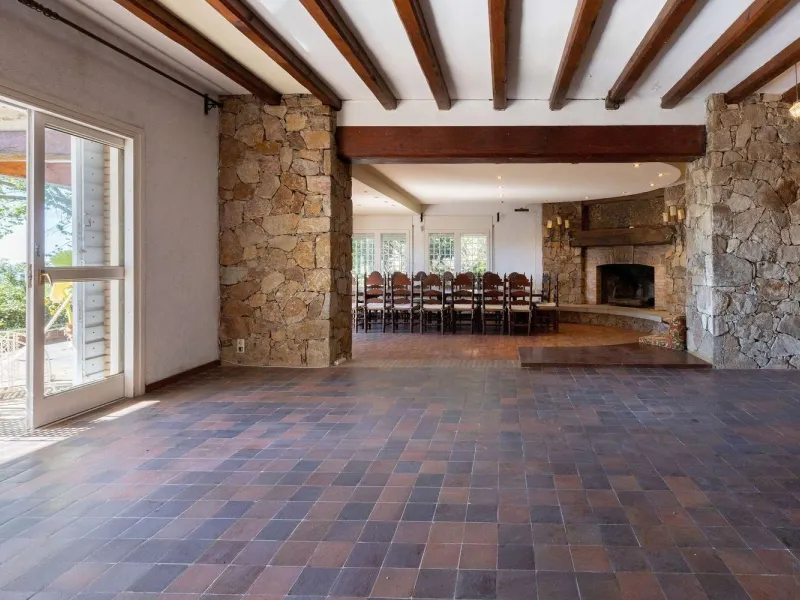 Exclusiva finca con tres viviendas, vistas al mar y gran parcela en Cabrera de Mar