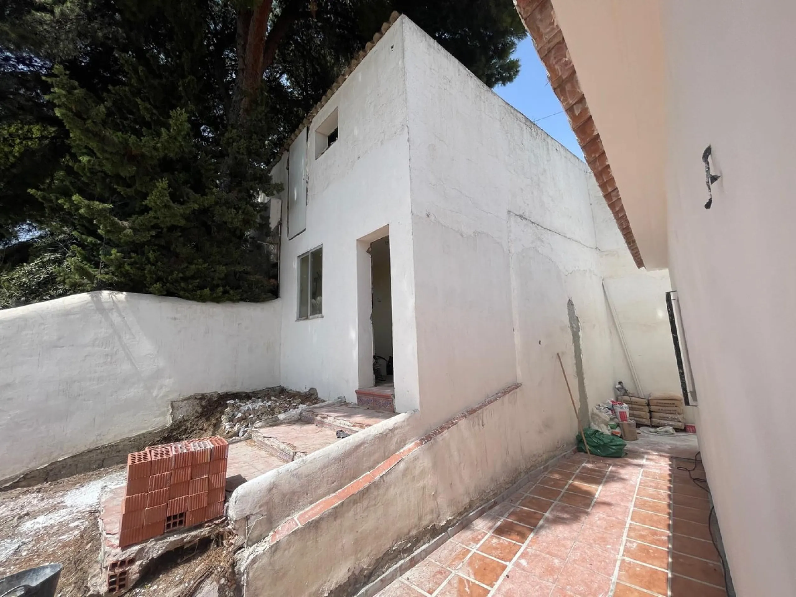 House - Detached Villa в продаже в Benalmadena, Málaga. В доме 3 спален и 2 ванных комнат. Площадь дома 126 м². Площадь участка 831 м²