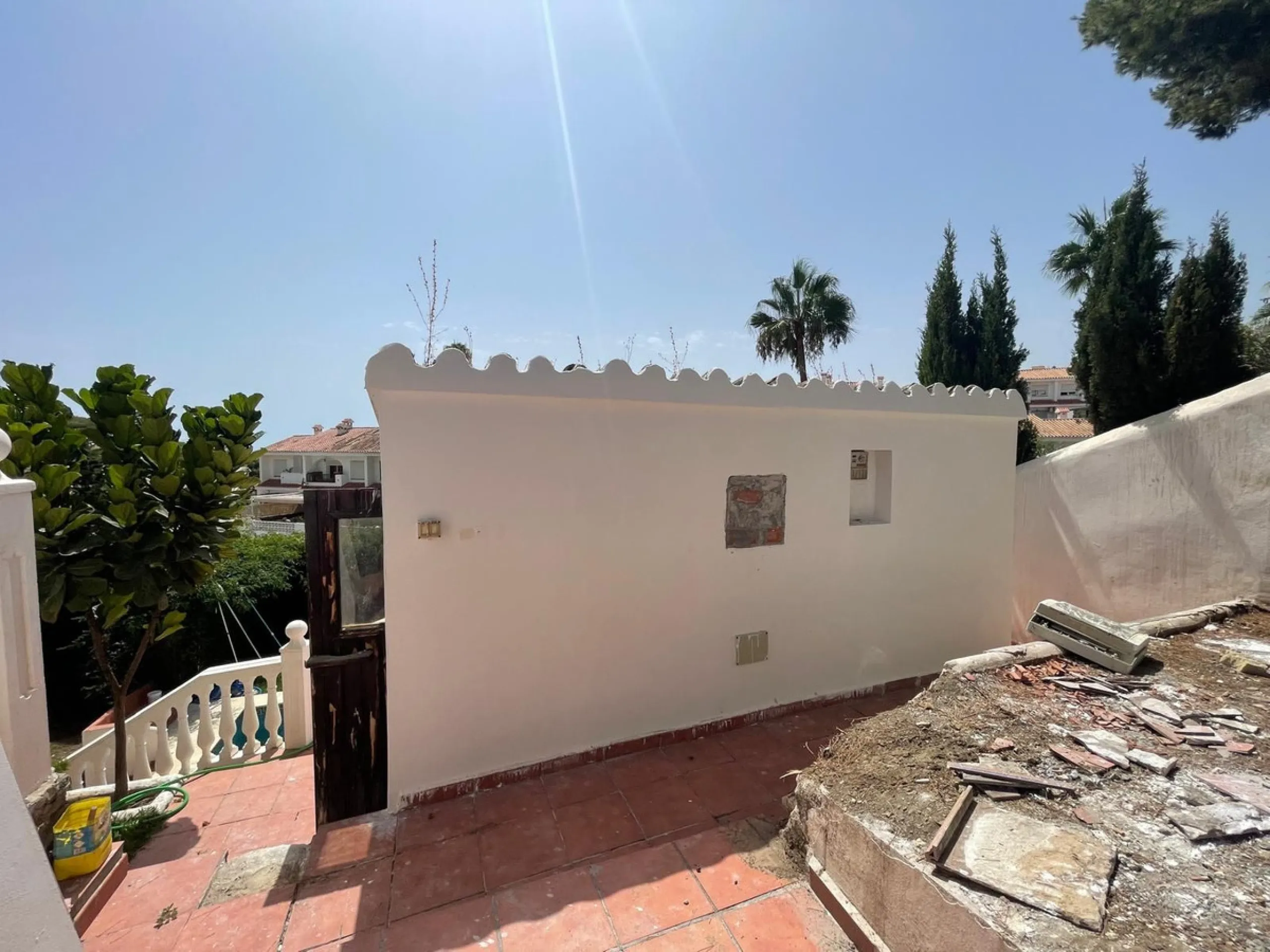 House - Detached Villa в продаже в Benalmadena, Málaga. В доме 3 спален и 2 ванных комнат. Площадь дома 126 м². Площадь участка 831 м²