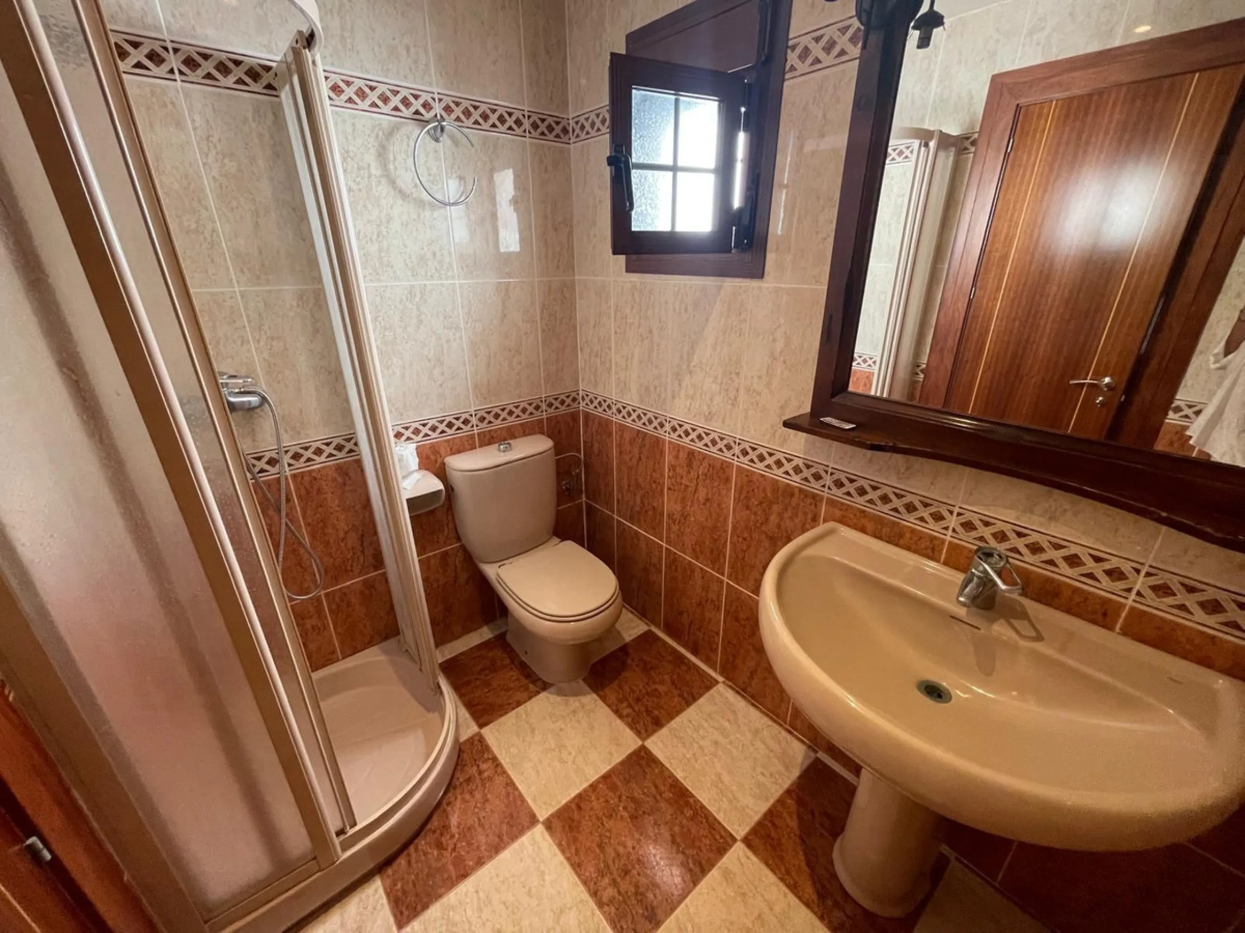 House - Detached Villa в продаже в Benalmadena, Málaga. В доме 3 спален и 2 ванных комнат. Площадь дома 126 м². Площадь участка 831 м²